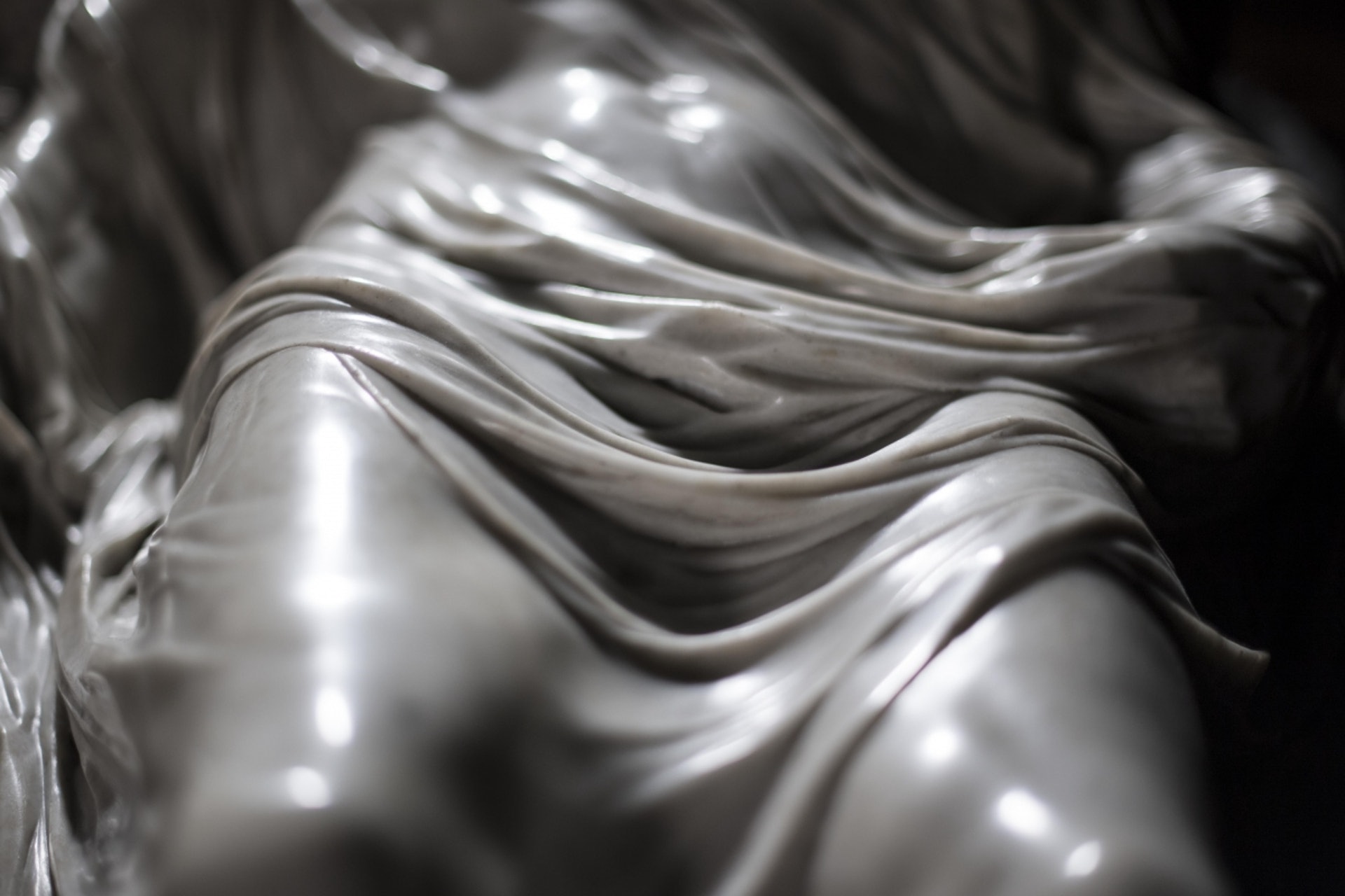 Giuseppe Sanmartino 於1753年創作的《裹屍布下的基督》(又稱蒙面的基督)。(圖片擷取自︰www.museosansevero.it) Giuseppe Sanmartino 於1753年創作的《裹屍布下的基督》(又稱蒙面的基督)。(圖片擷取自︰www.museosansevero.it)