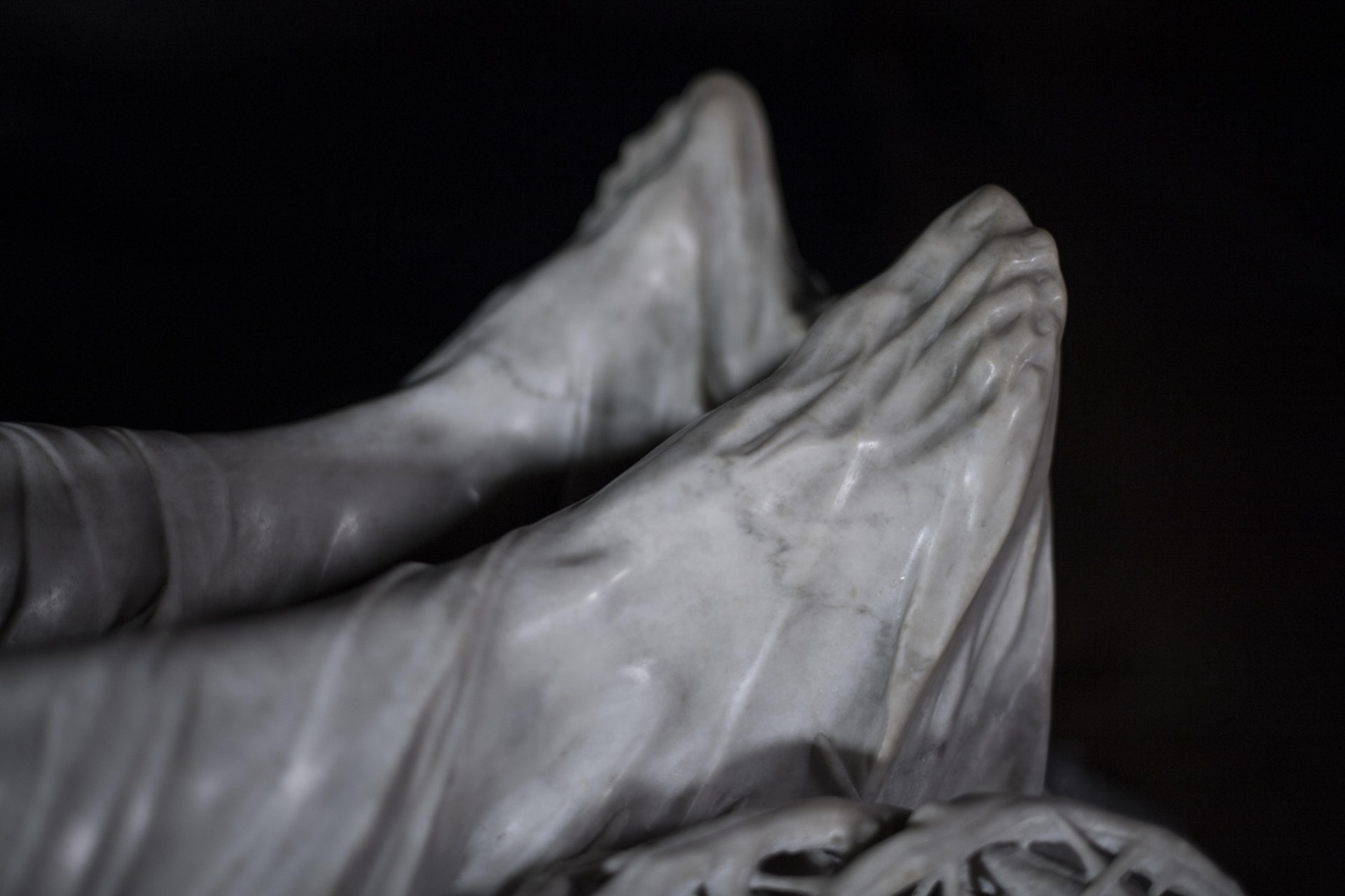 Giuseppe Sanmartino 於1753年創作的《裹屍布下的基督》(又稱蒙面的基督)。(圖片擷取自︰www.museosansevero.it) Giuseppe Sanmartino 於1753年創作的《裹屍布下的基督》(又稱蒙面的基督)。(圖片擷取自︰www.museosansevero.it)