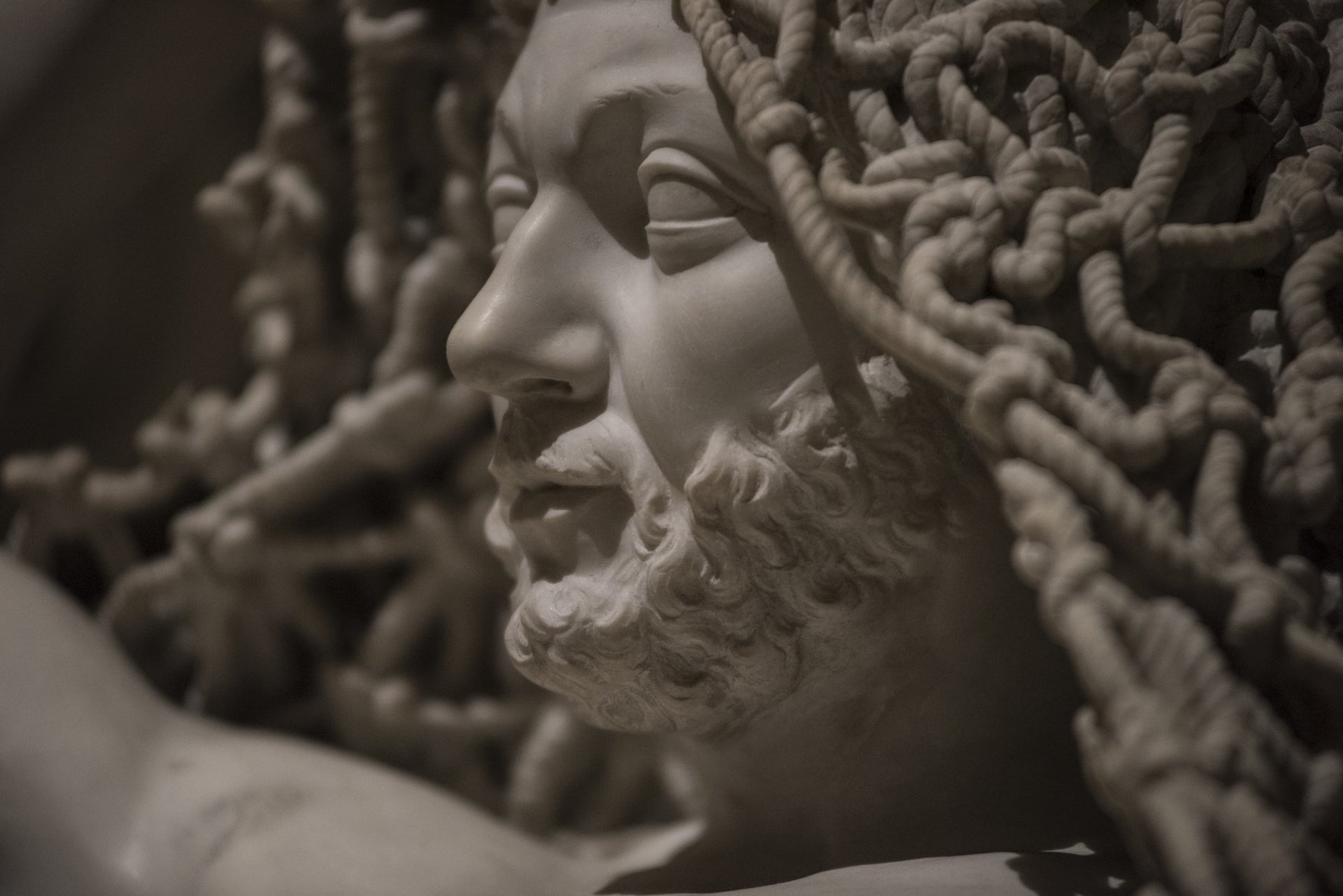 18世紀義大利熱那亞藝術家Francesco Queirolo的傑作《Il Disinganno》(從欺騙中解脫或覺醒)。(圖片擷取自︰museosansevero Twitter) 18世紀義大利熱那亞藝術家Francesco Queirolo的傑作《Il Disinganno》(從欺騙中解脫或覺醒)。(圖片擷取自︰museosansevero Twitter)