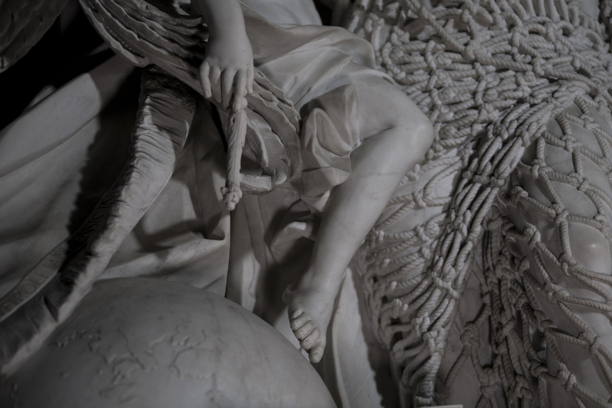 18世紀義大利熱那亞藝術家Francesco Queirolo的傑作《Il Disinganno》（從欺騙中解脫或覺醒）。（圖片擷取自︰museosansevero）