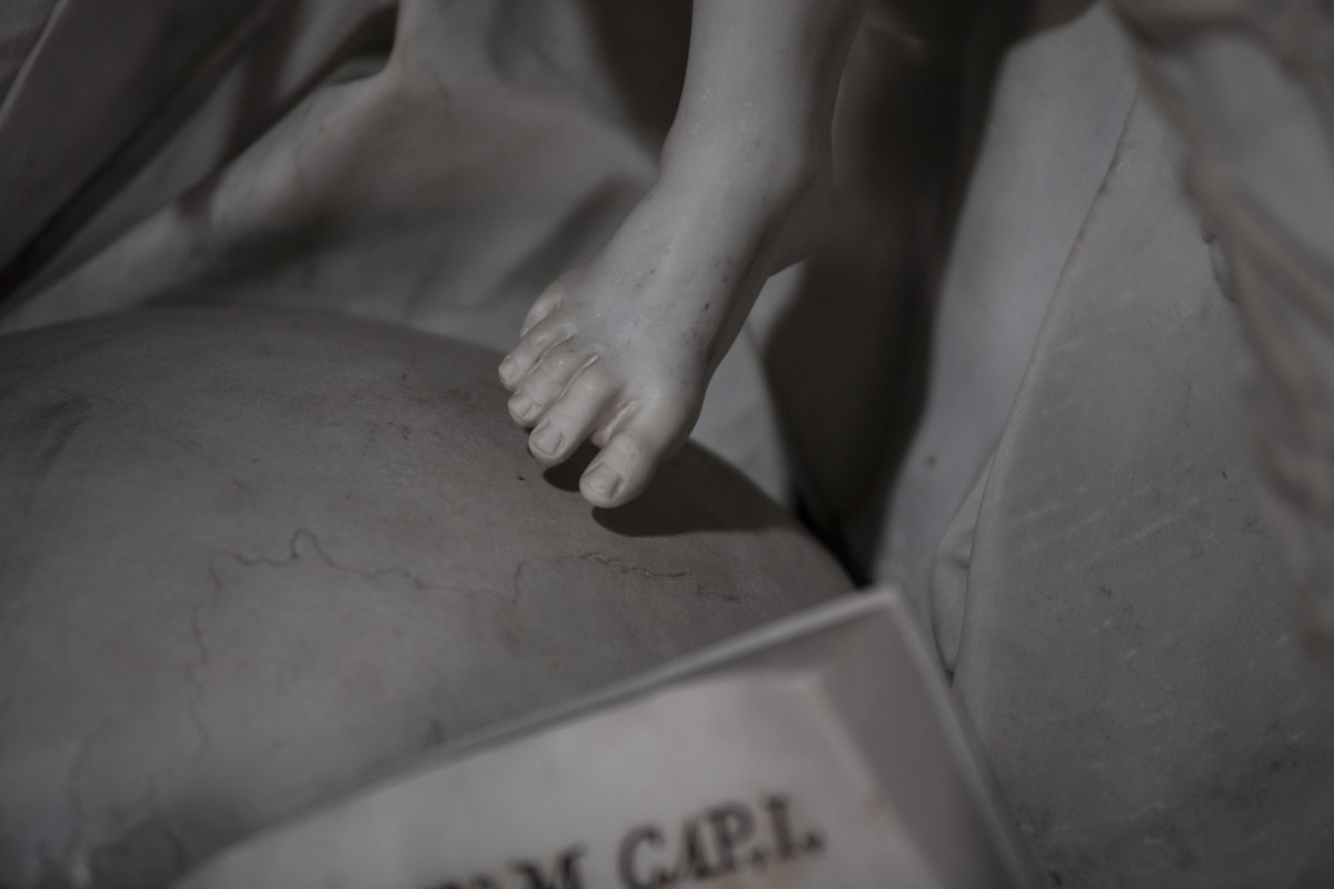 18世紀義大利熱那亞藝術家Francesco Queirolo的傑作《Il Disinganno》（從欺騙中解脫或覺醒）。（圖片擷取自︰museosansevero）