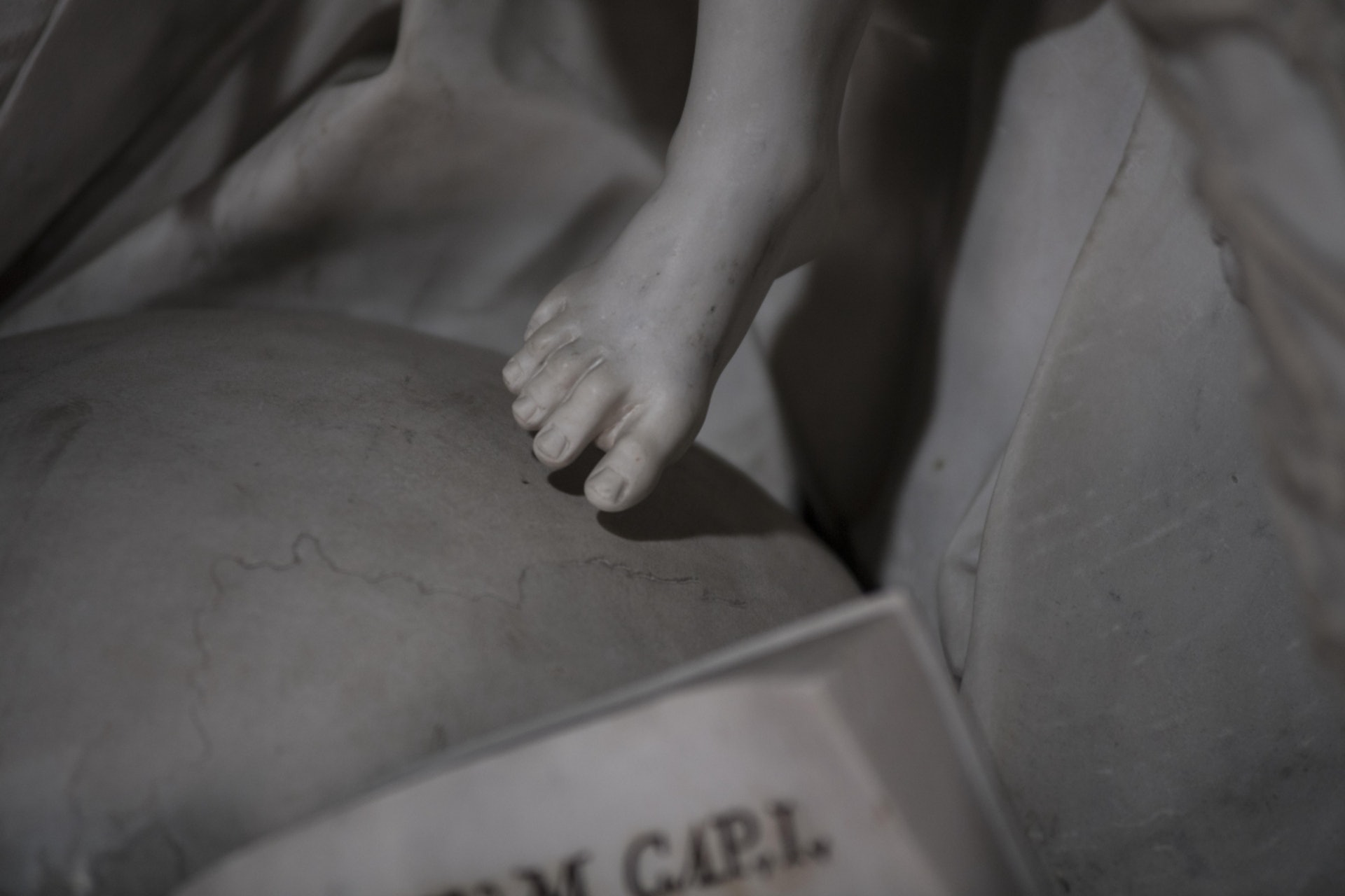 18世紀義大利熱那亞藝術家Francesco Queirolo的傑作《Il Disinganno》(從欺騙中解脫或覺醒)。(圖片擷取自︰museosansevero) 18世紀義大利熱那亞藝術家Francesco Queirolo的傑作《Il Disinganno》(從欺騙中解脫或覺醒)。(圖片擷取自︰museosansevero)