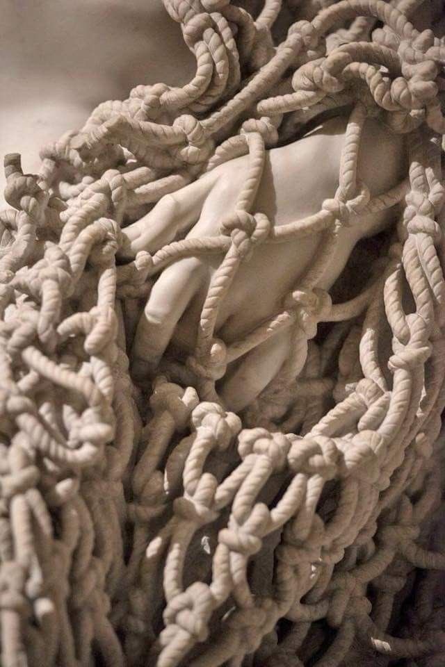 18世紀義大利熱那亞藝術家Francesco Queirolo的傑作《Il Disinganno》（從欺騙中解脫或覺醒）。（圖片擷取自︰Carmen Fernández Twitter）
