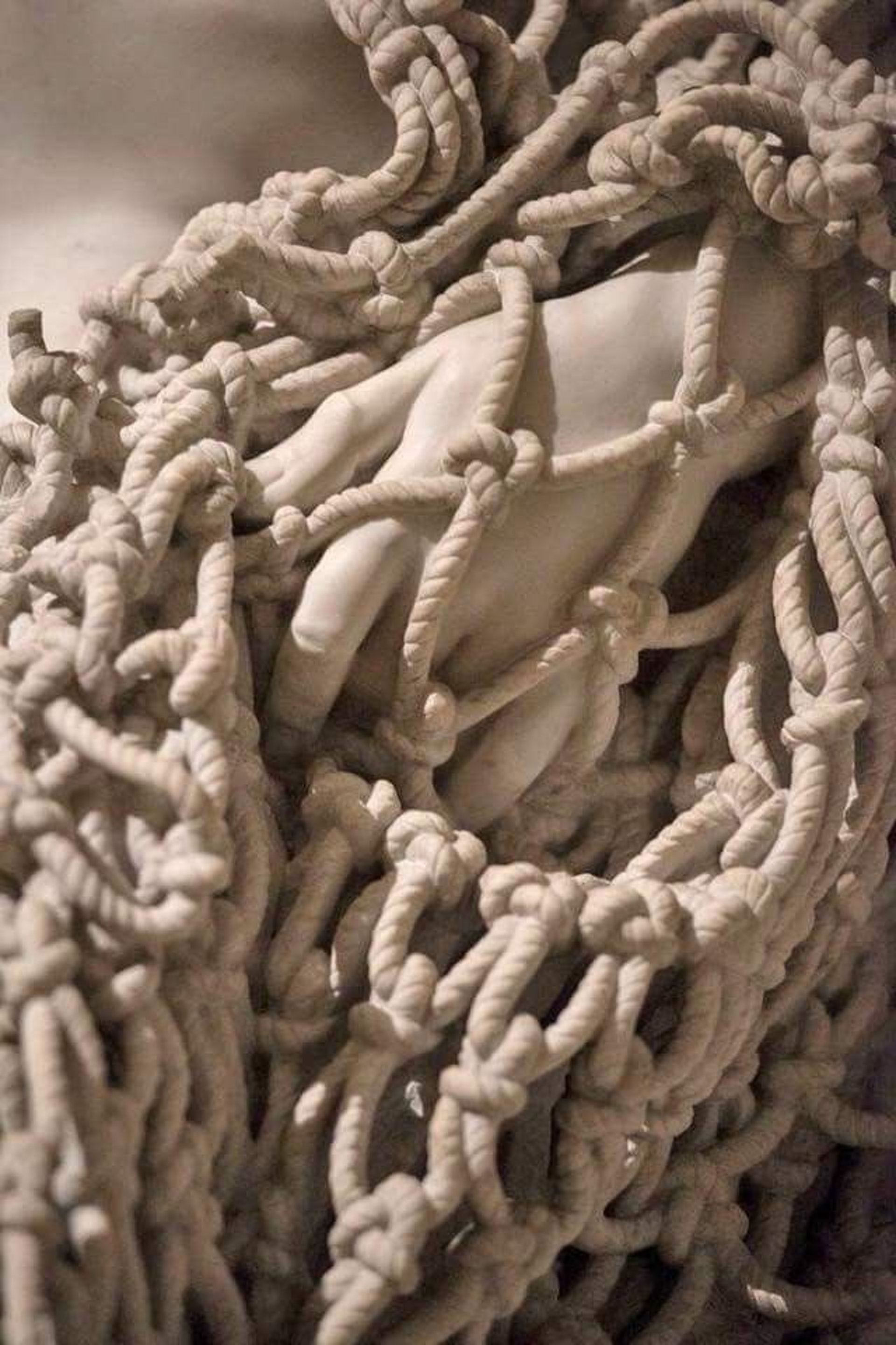 18世紀義大利熱那亞藝術家Francesco Queirolo的傑作《Il Disinganno》(從欺騙中解脫或覺醒)。(圖片擷取自︰Carmen Fernández Twitter) 18世紀義大利熱那亞藝術家Francesco Queirolo的傑作《Il Disinganno》(從欺騙中解脫或覺醒)。(圖片擷取自︰Carmen Fernández Twitter)