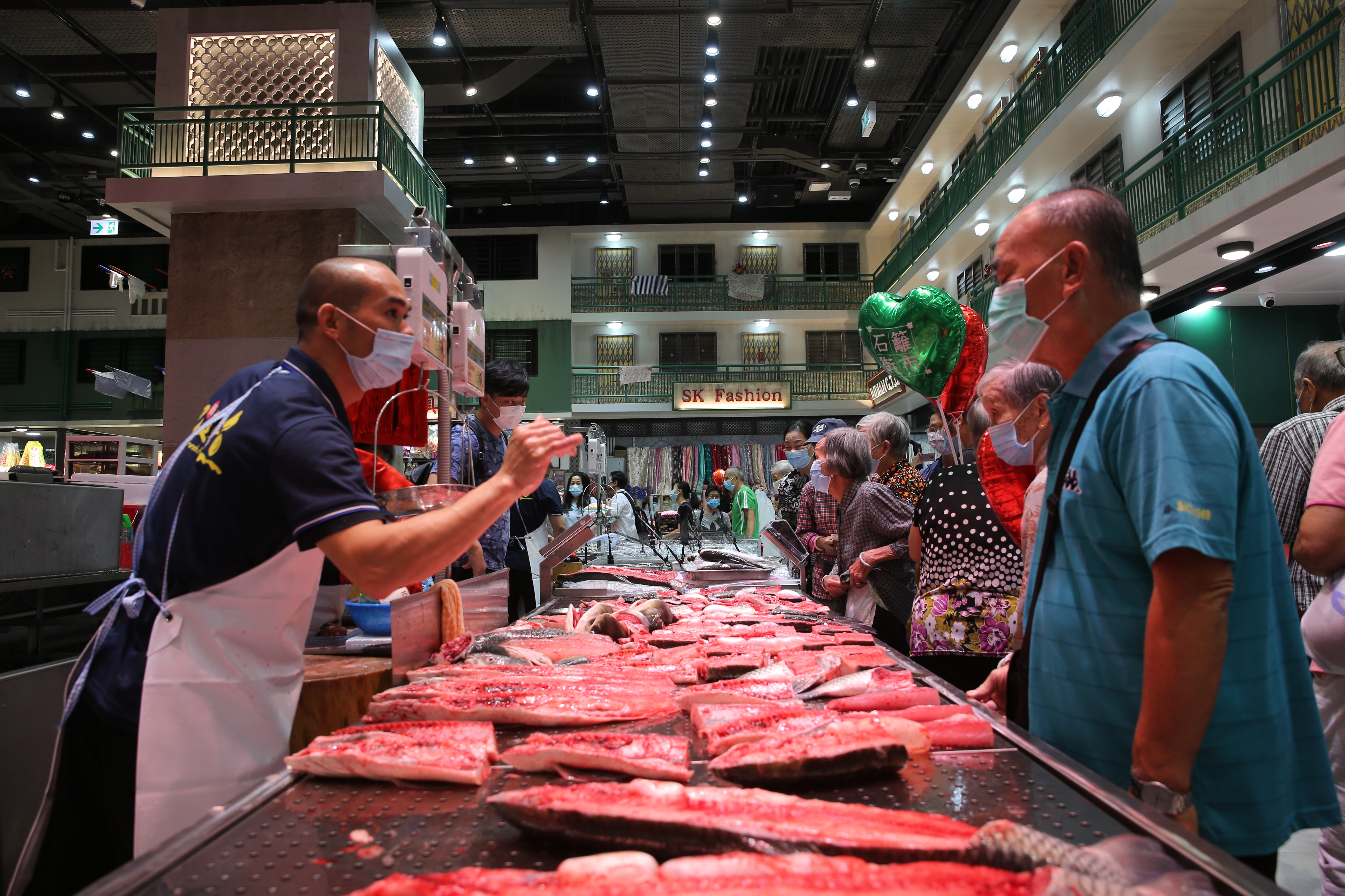 街市以舊屋邨作主題,四周裝潢模仿舊屋邨,如舊日的井字型樓。(蔡正邦攝) 街市以舊屋邨作主題,四周裝潢模仿舊屋邨,如舊日的井字型樓。(蔡正邦攝)