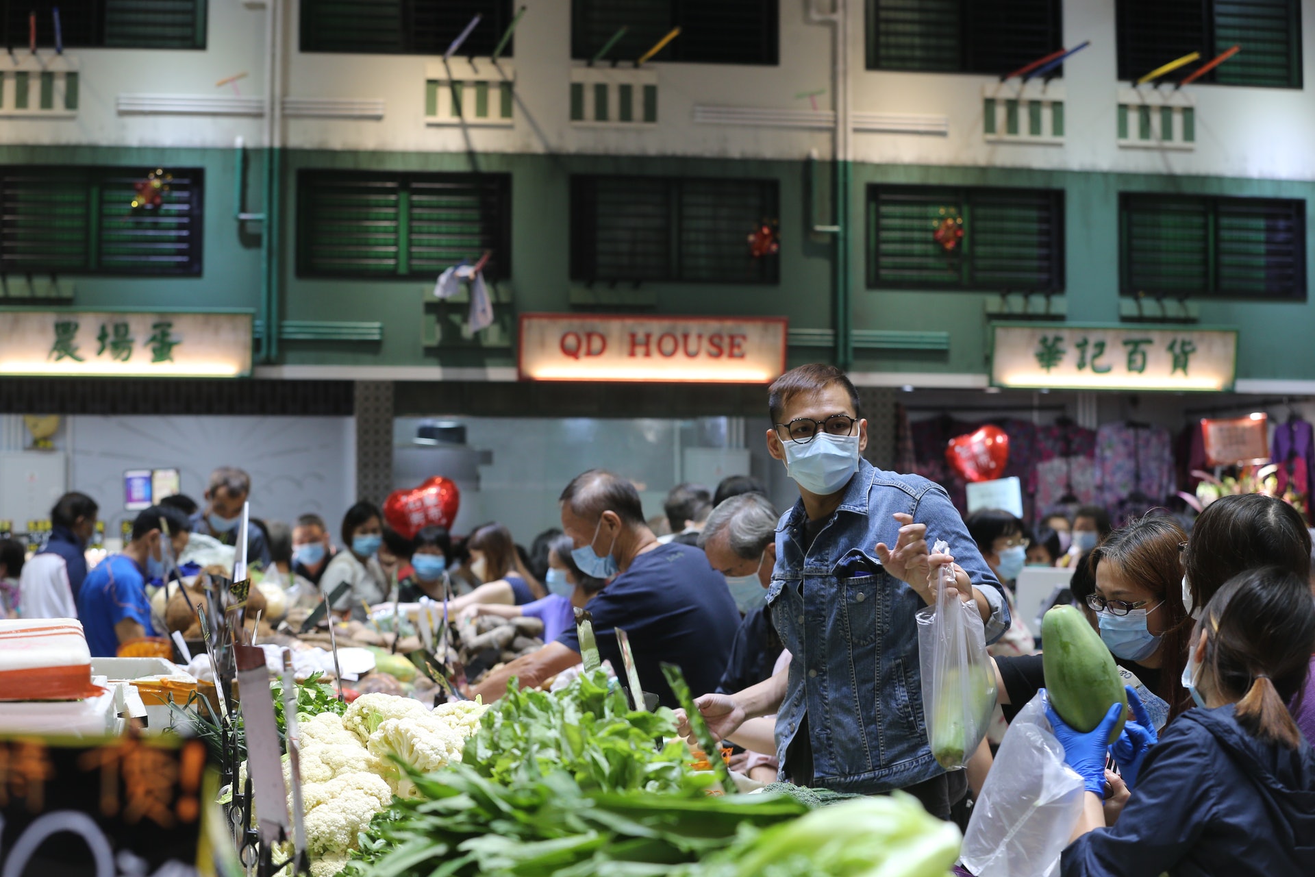 街市以舊屋邨情懷作主題,翻新後首日重開人頭湧湧。(蔡正邦攝) 街市以舊屋邨情懷作主題,翻新後首日重開人頭湧湧。(蔡正邦攝)