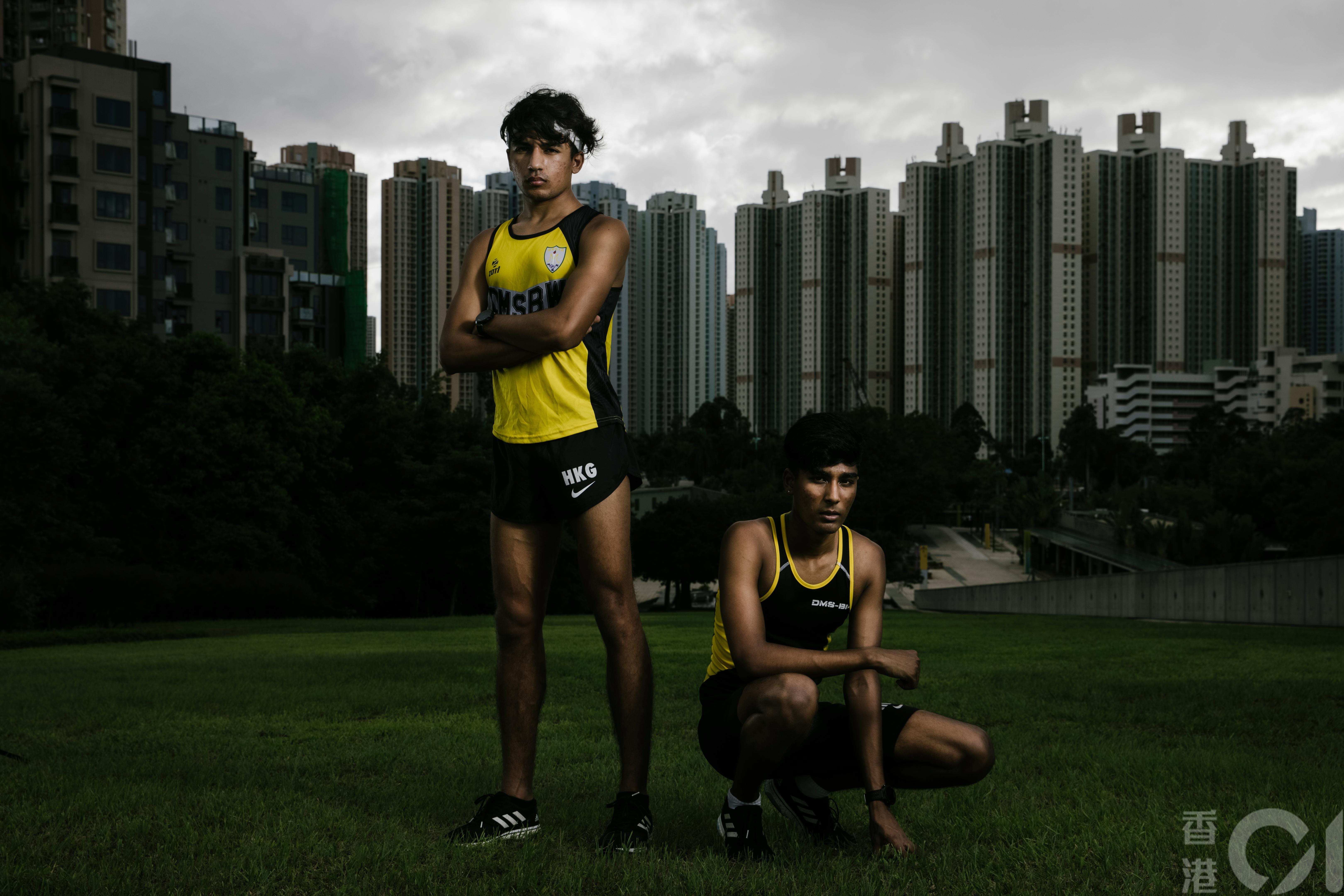 Kamran（左）與Aryan是香港田徑隊中距離跑手，深膚色的他們在場內外既顯眼又「不顯眼」，少數族裔彷彿注定被大眾視而不見。（曾梓洋攝）