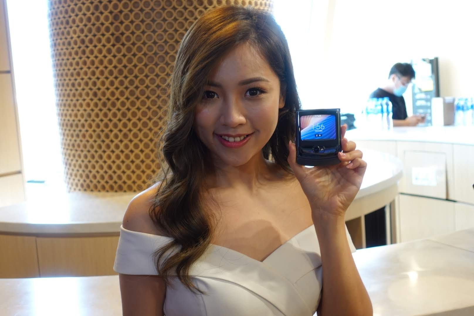 摺合後的 Moto razr 5G 體積相當細小（蔡浩騰 攝）