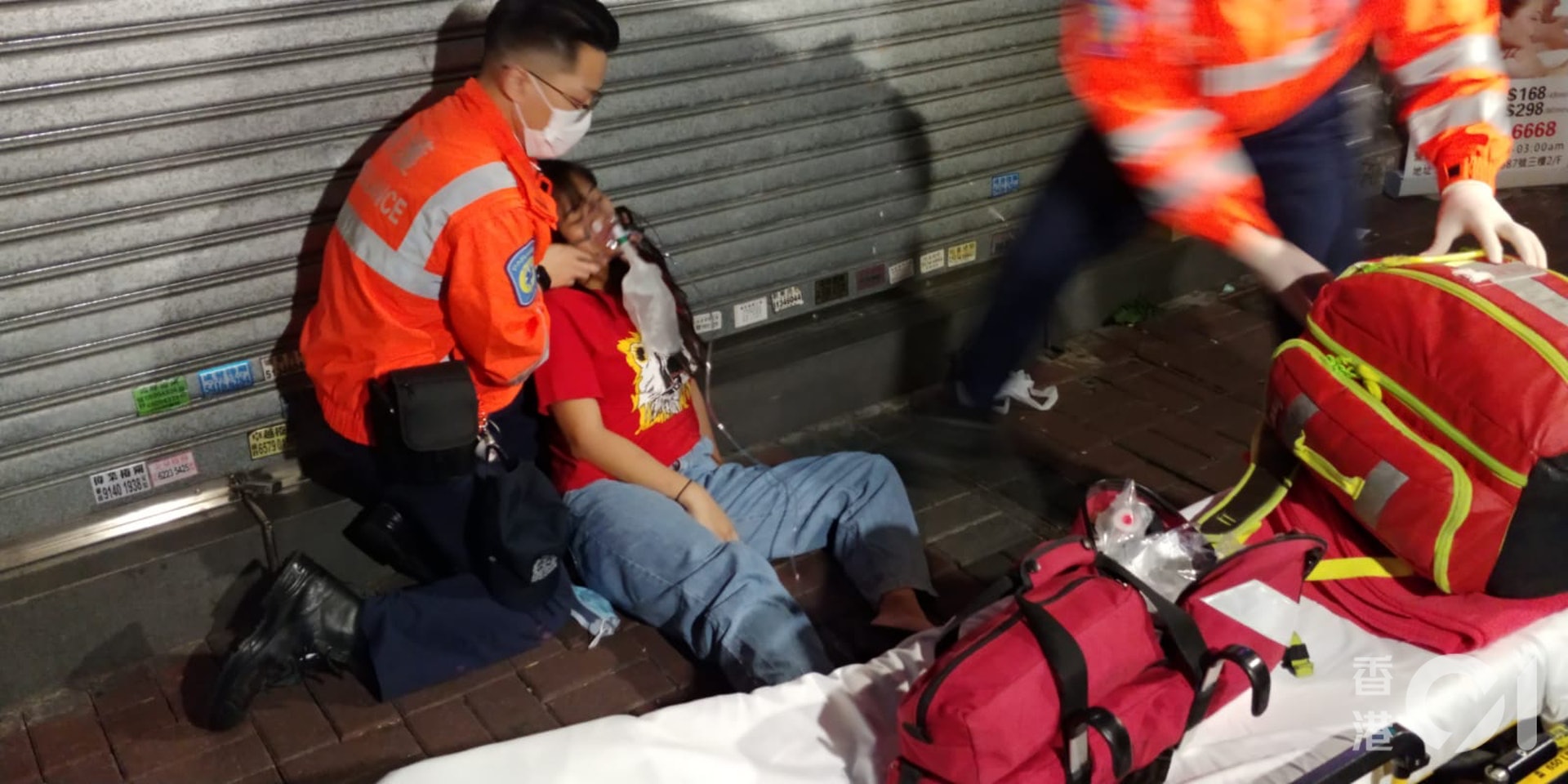 一名14歲女童接受救護車治理後送院。(何偉鴻攝) 一名14歲女童接受救護車治理後送院。(何偉鴻攝)