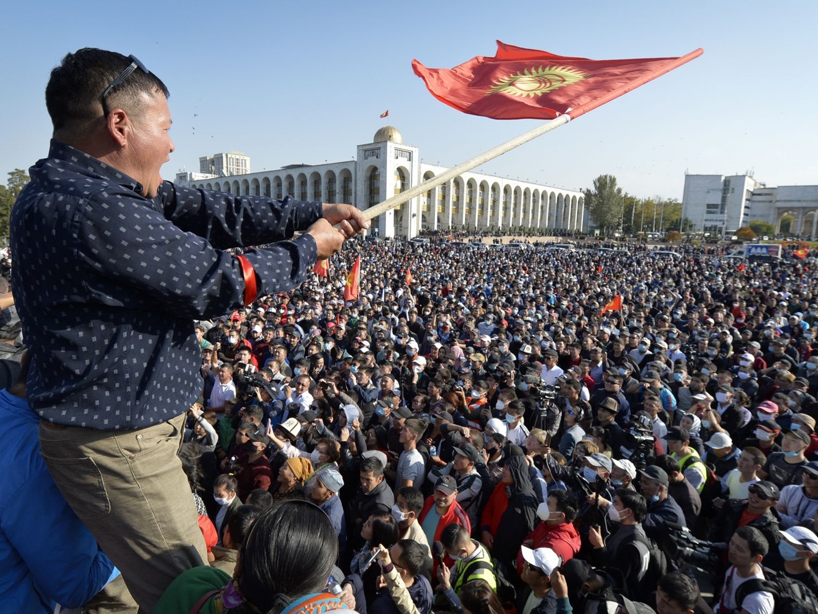 不满议会选举结果的吉尔吉斯反对派支持者们，相继占领了政府与议会大楼。 （AP）