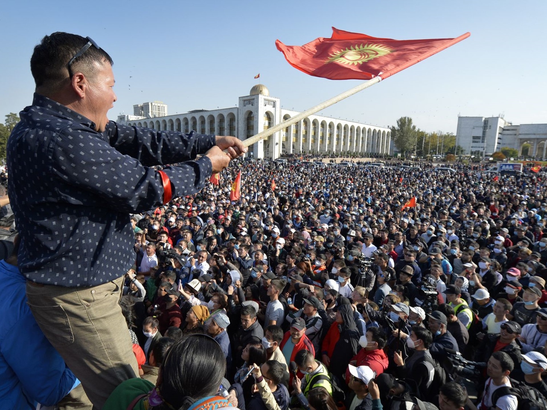 不滿議會選舉結果的吉爾吉斯反對派支持者們,相繼佔領了政府與議會大樓。(AP) 不滿議會選舉結果的吉爾吉斯反對派支持者們,相繼佔領了政府與議會大樓。(AP)