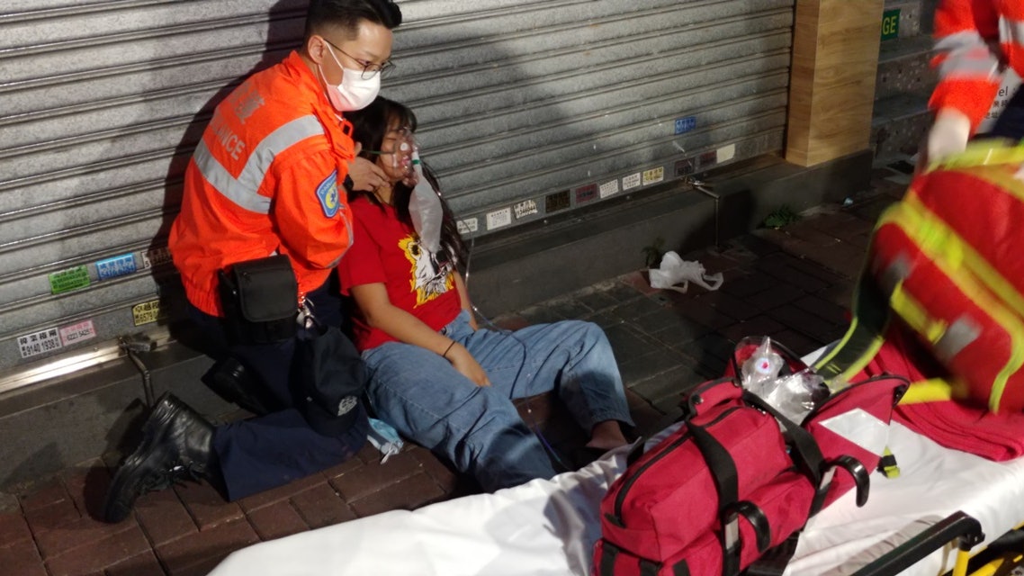 油麻地劏房單位起火 四男女吸入濃煙 14歲女昏倒送院 油麻地劏房單位起火 四男女吸入濃煙 14歲女昏倒送院