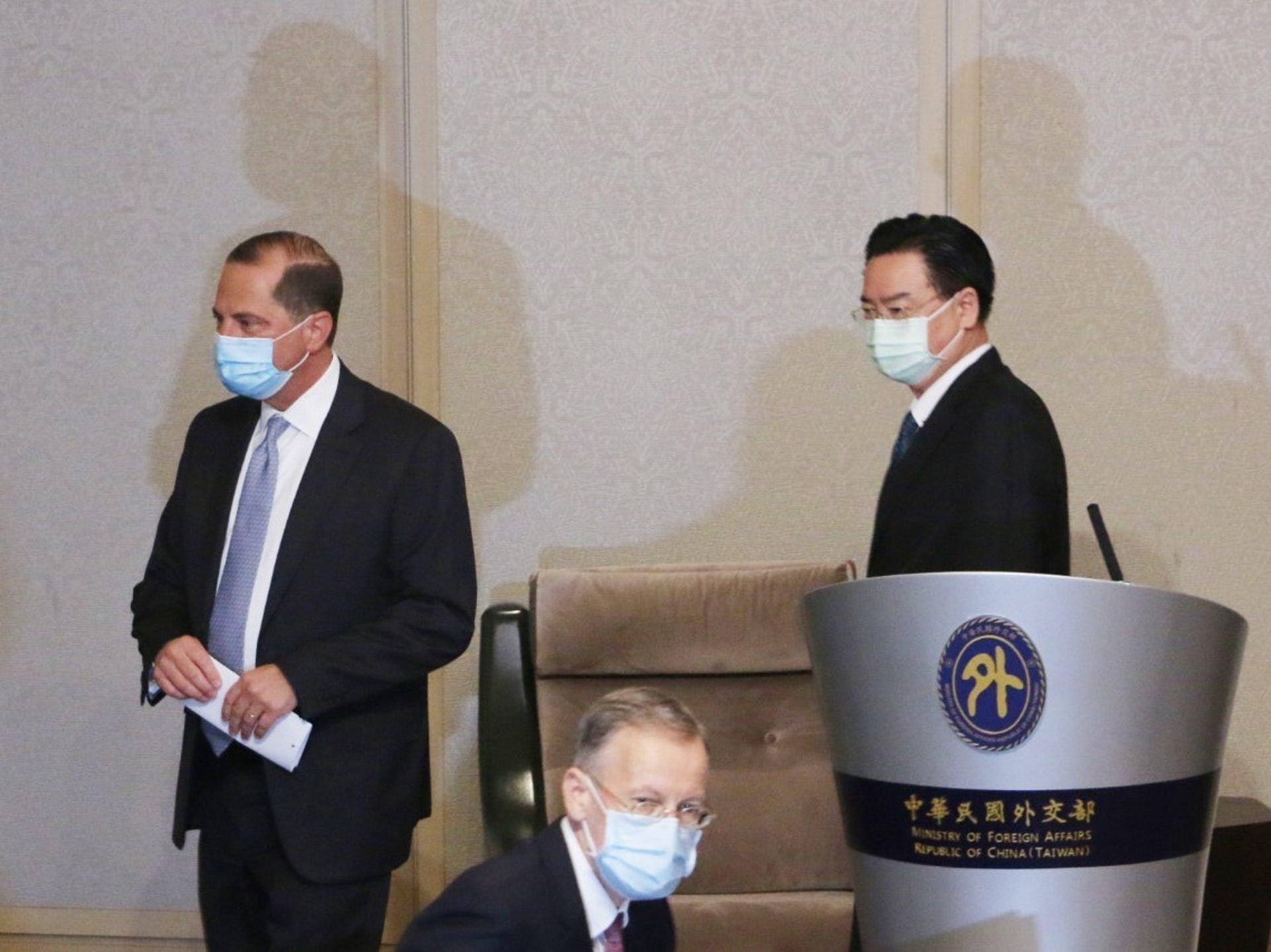 美國衛生部長阿扎爾8月訪台，接連公開會晤多名台灣政要，如台外交部長吳釗燮。（資料圖片）