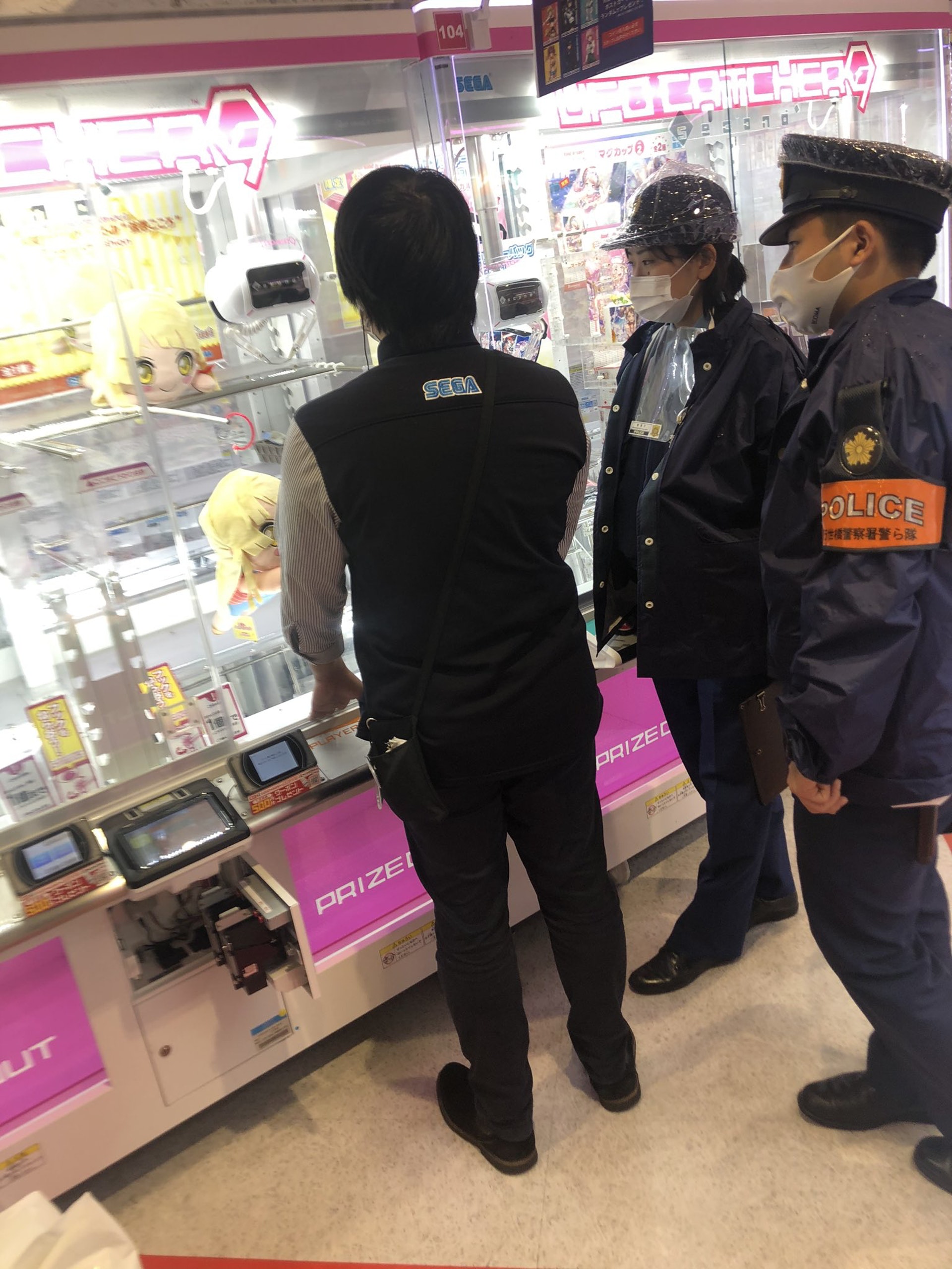 Sega遊戲館店員當着警員面前示範夾公仔,但夾足200至300次下仍未能成功夾到獎品,場面尷尬慘淡。(Twitter圖片) Sega遊戲館店員當着警員面前示範夾公仔,但夾足200至300次下仍未能成功夾到獎品,場面尷尬慘淡。(Twitter圖片)