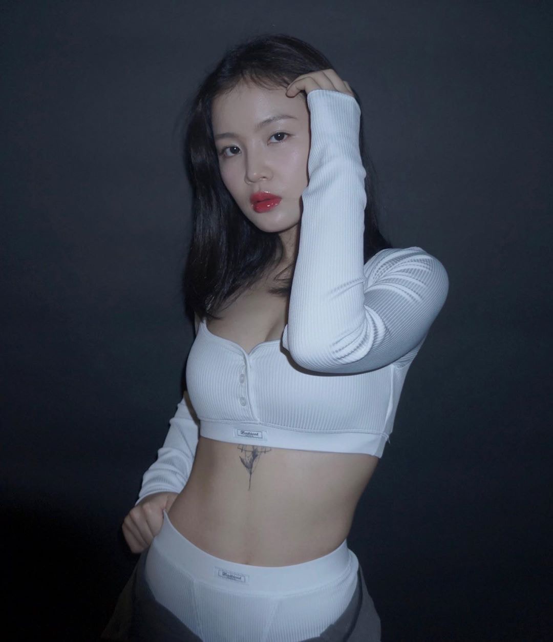 Lee Hi轉到新公司後,風格變得更加大膽。(IG/@LEEHI_HI)