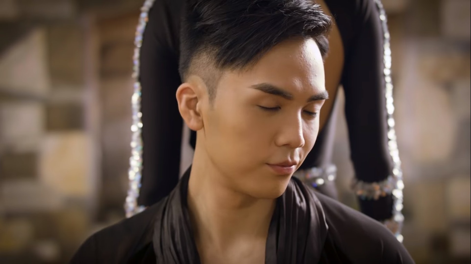 大跳辣身舞。(MV畫面) 大跳辣身舞。(MV畫面)