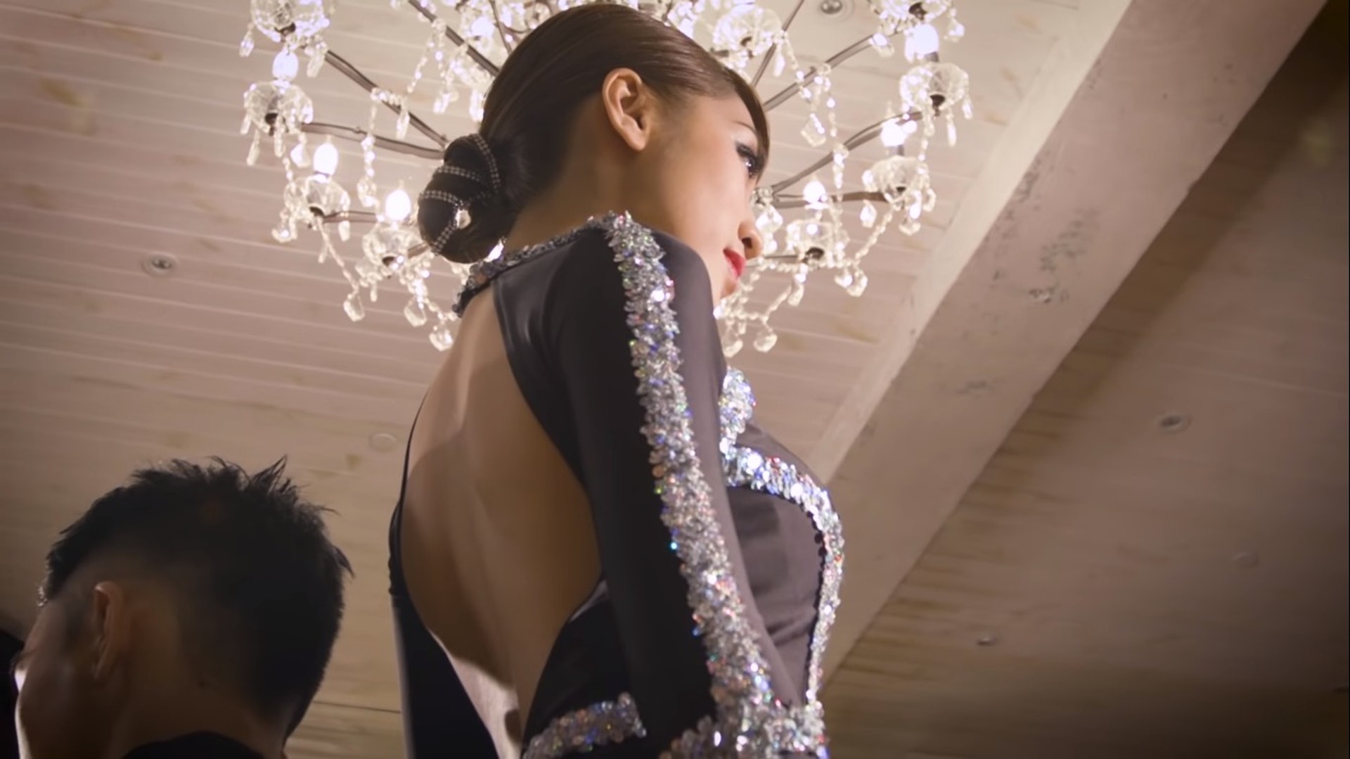 大跳辣身舞。(MV畫面) 大跳辣身舞。(MV畫面)