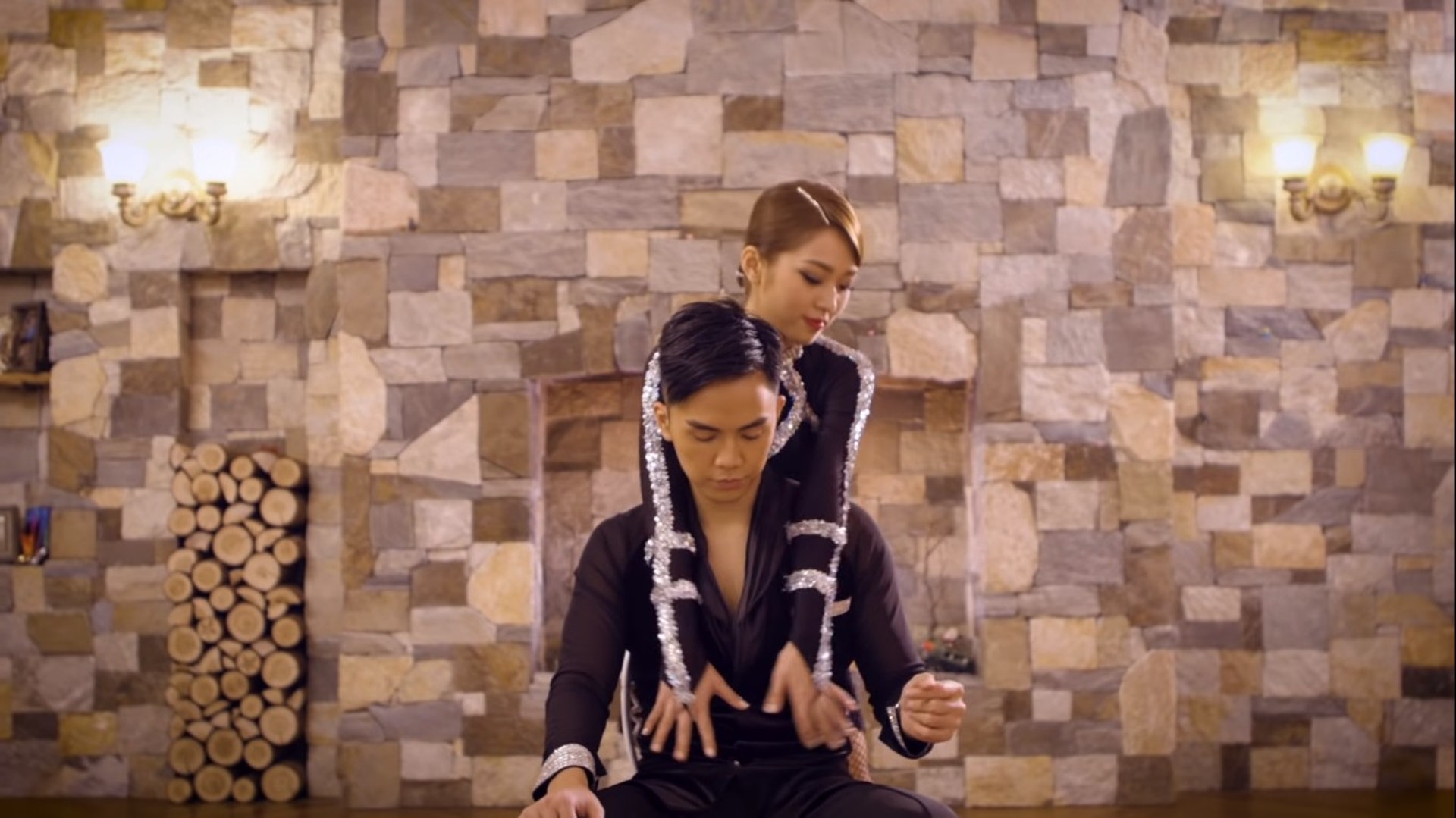 大跳辣身舞。(MV畫面) 大跳辣身舞。(MV畫面)