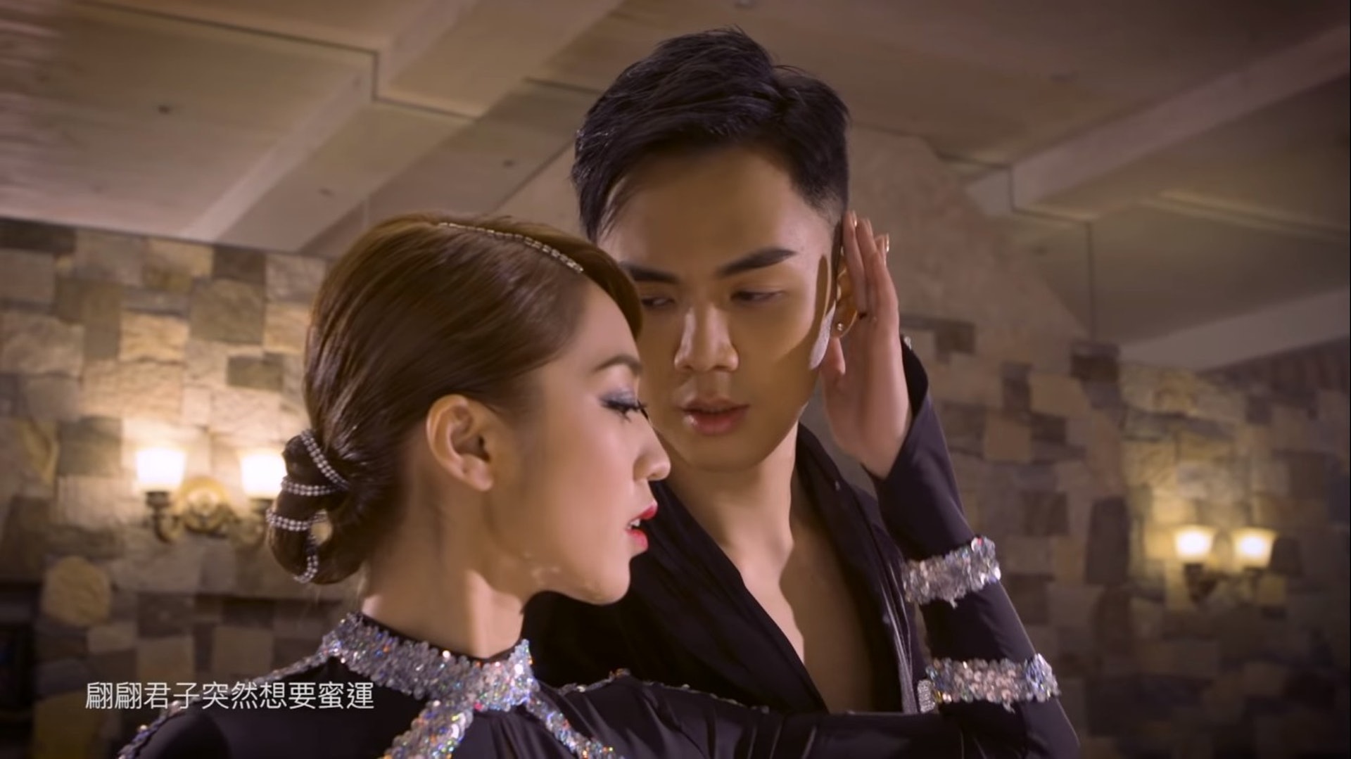 兩人早前亦推出合唱歌《迷魂陣》,在MV中大跳辣身舞,奉旨談情。(《迷魂陣》MV截圖) 兩人早前亦推出合唱歌《迷魂陣》,在MV中大跳辣身舞,奉旨談情。(《迷魂陣》MV截圖)