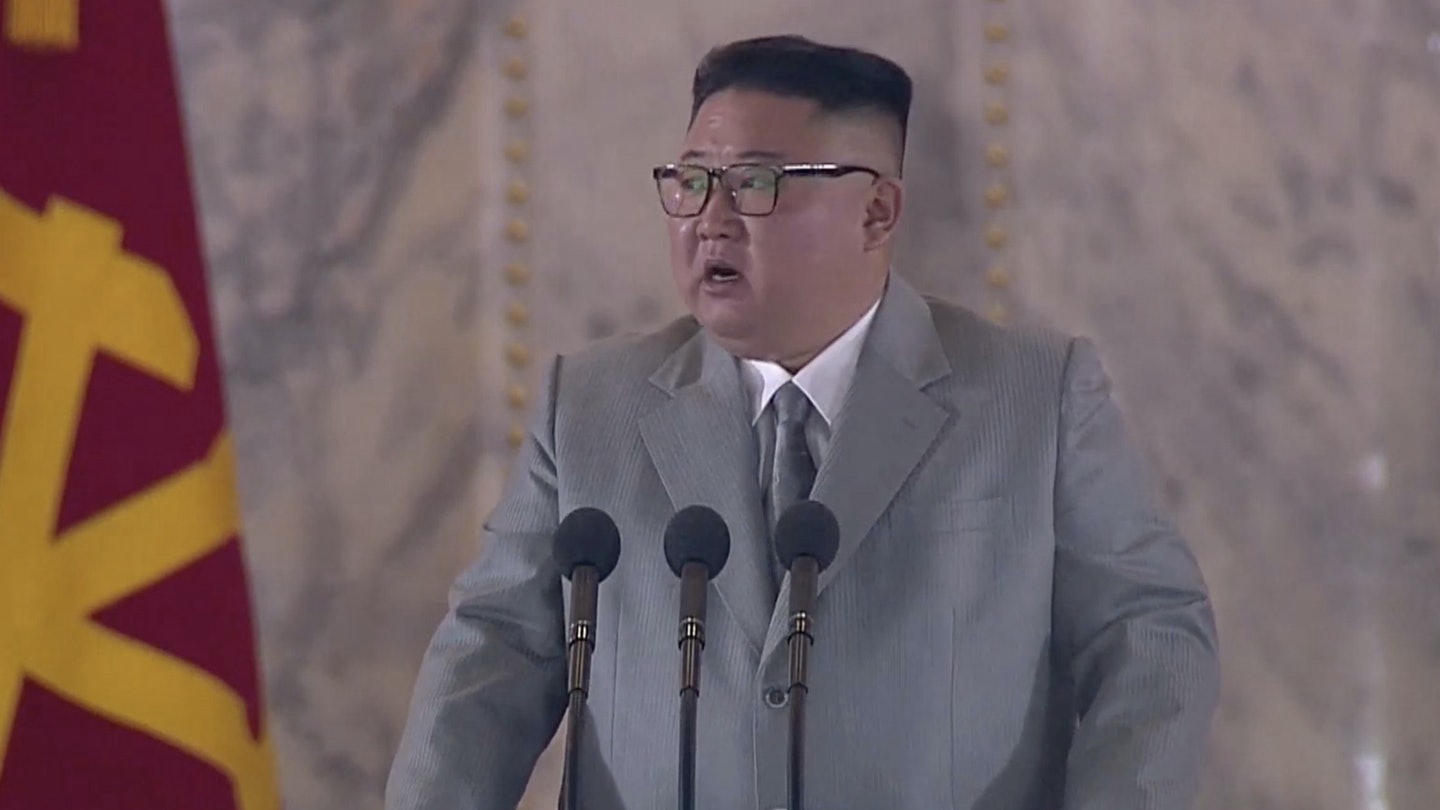 朝鮮凌晨閲兵畫面曝光 全場無人戴口罩 金正恩:全國無人染疫 朝鮮凌晨閲兵畫面曝光 全場無人戴口罩 金正恩:全國無人染疫