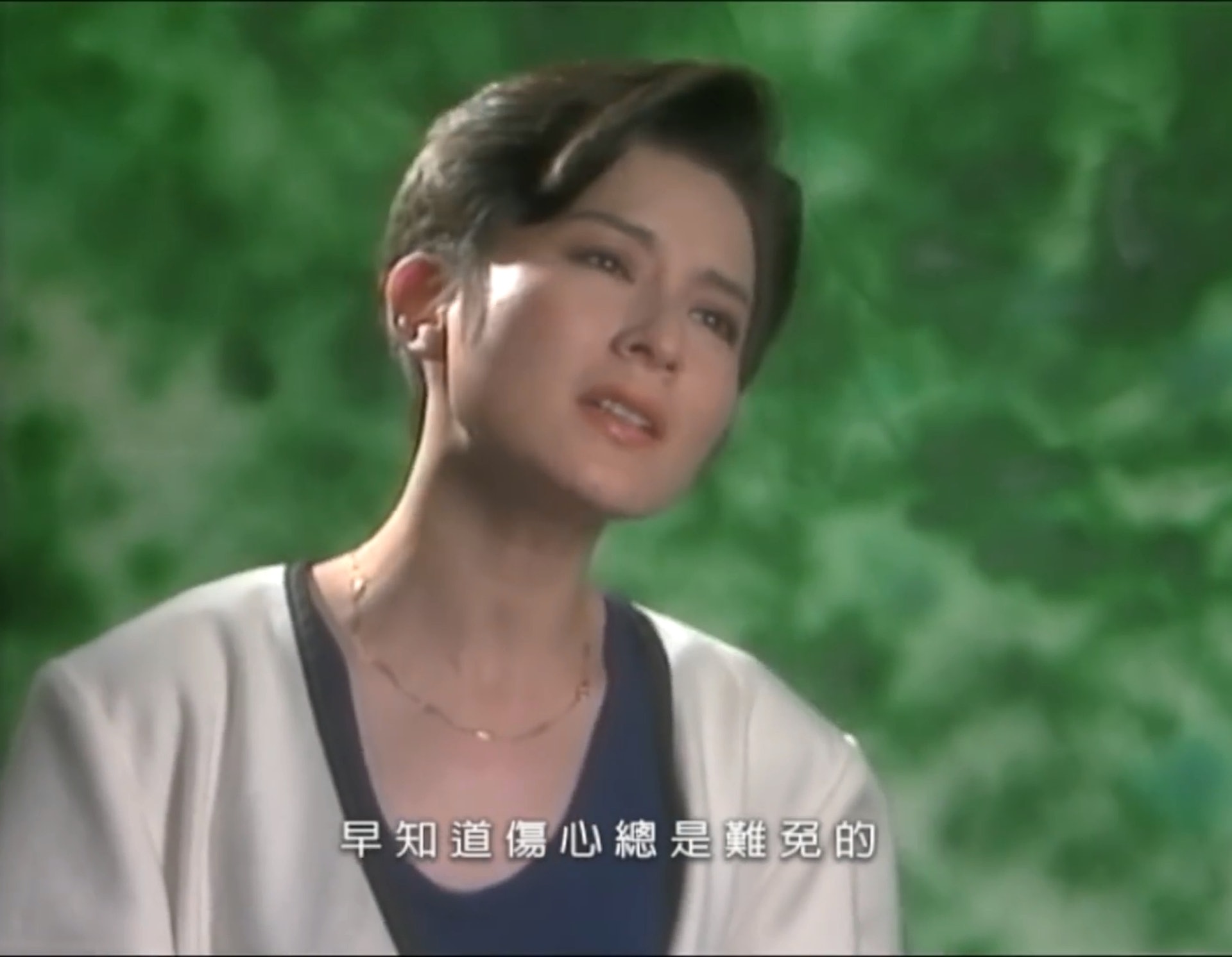 李宗盛筆下的《夢醒時分》,希望改變每個女性自怨自艾的愛情觀,以第三人稱勸說的方式,表達出新時代女性應自主、走出悲情留守的愛情。(《夢醒時分》MV截圖) 李宗盛筆下的《夢醒時分》,希望改變每個女性自怨自艾的愛情觀,以第三人稱勸說的方式,表達出新時代女性應自主、走出悲情留守的愛情。(《夢醒時分》MV截圖)