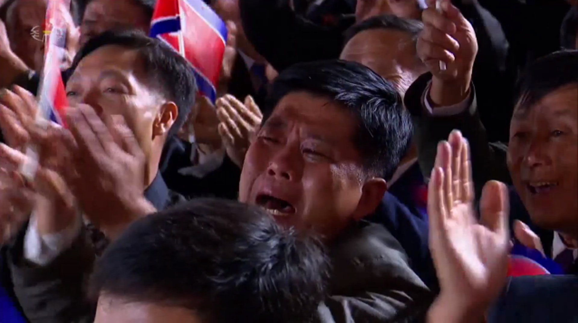 朝鮮閱兵:在現場觀看儀式的民眾在金正恩演說時神情激動(影片截圖) 朝鮮閱兵:在現場觀看儀式的民眾在金正恩演說時神情激動(影片截圖)