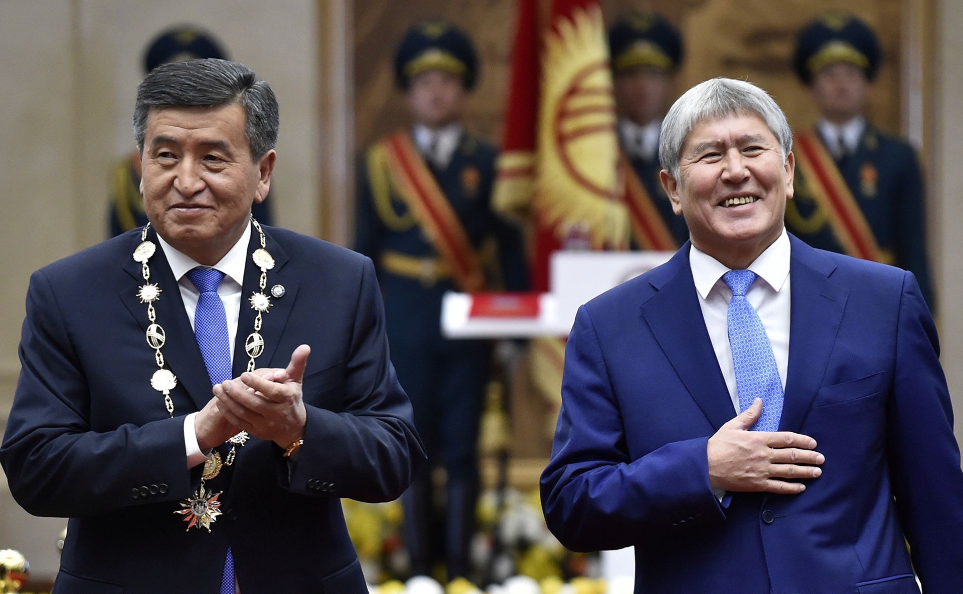 2019年，現任吉國總統熱恩別科夫（左）曾派出特種部隊，抓捕前總統阿坦巴耶夫（右），後者最終鋃鐺入獄。（Reuters）