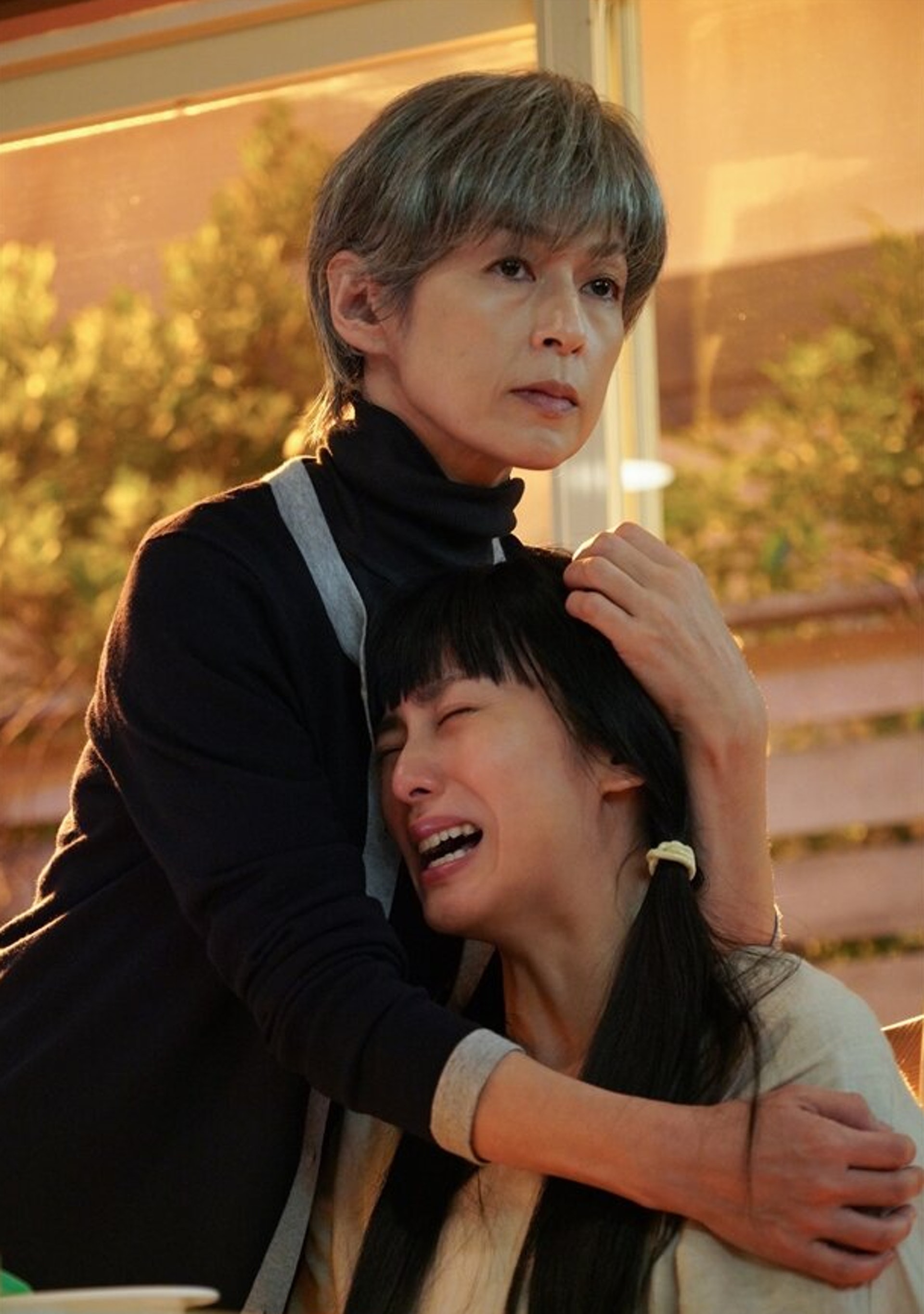 柴崎幸紮着孖辮,躲在媽媽的懷中像個小女生一樣無助地痛哭的場面。(《35歲的少女》劇照)