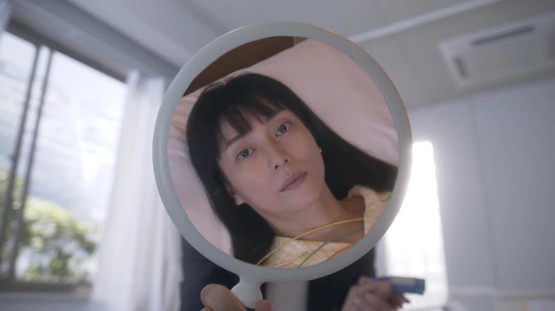 柴崎幸因為遇上意外而昏迷25年，一醒過來發現自己已經35歲，但她的思想卻依然停留在10歲。（《35歲的少女》影片截圖）