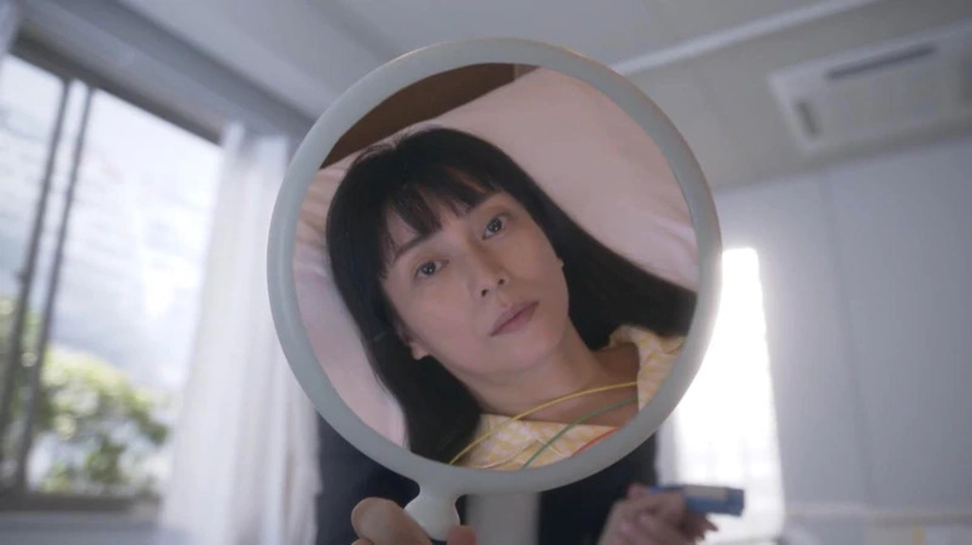 柴崎幸因為遇上意外而昏迷25年,一醒過來發現自己已經35歲,但她的思想卻依然停留在10歲。(《35歲的少女》影片截圖)