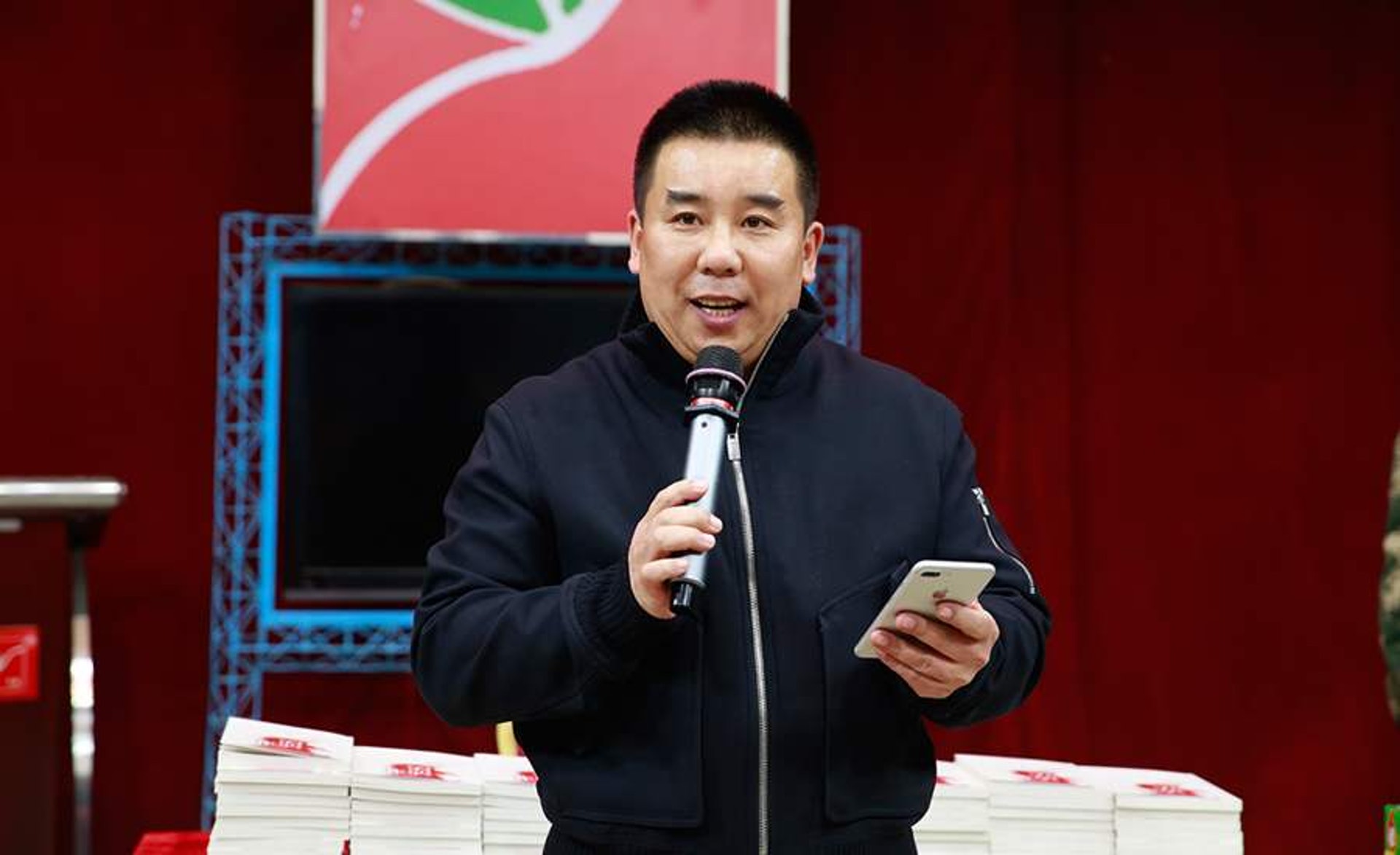 張子毅因在大陸涉嫌吸金上億人民幣被警方調查,於是和女友帶著大批黃金、名貴字畫,及折合1350萬元港幣的外幣偷渡赴台。(網絡圖片) 張子毅因在大陸涉嫌吸金上億人民幣被警方調查,於是和女友帶著大批黃金、名貴字畫,及折合1350萬元港幣的外幣偷渡赴台。(網絡圖片)