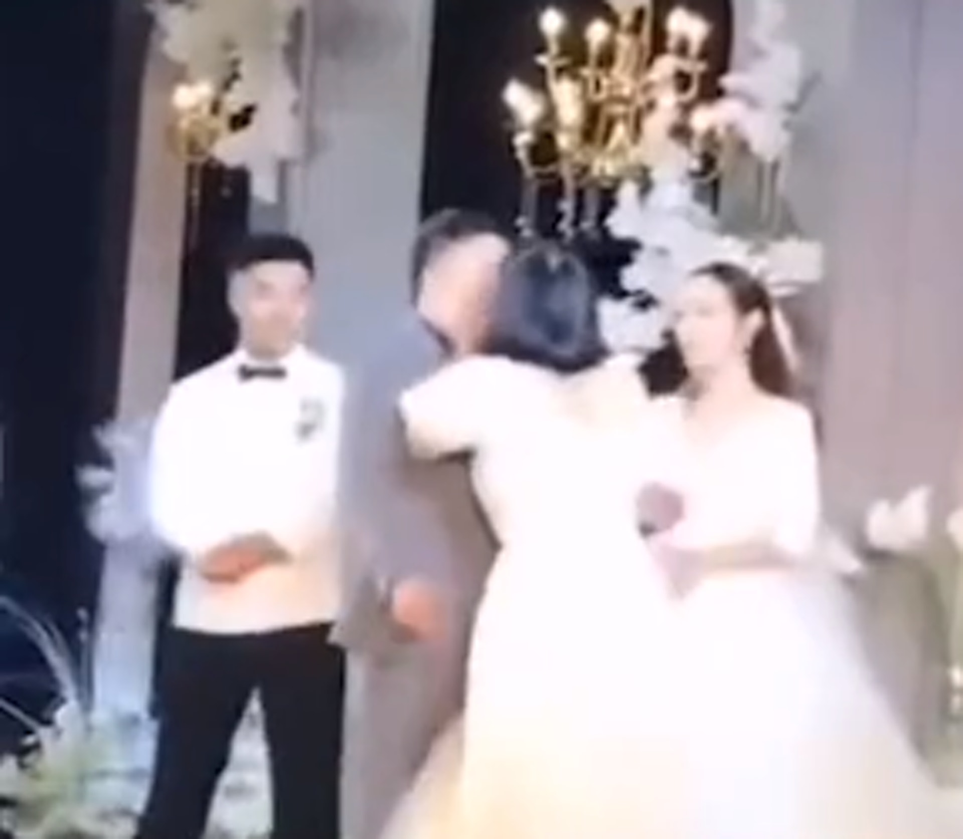 河南1名伴娘日前於婚禮上,當住新娘面前飛撲向新郎強吻,引來網民熱議。(微博影片截圖) 河南1名伴娘日前於婚禮上,當住新娘面前飛撲向新郎強吻,引來網民熱議。(微博影片截圖)