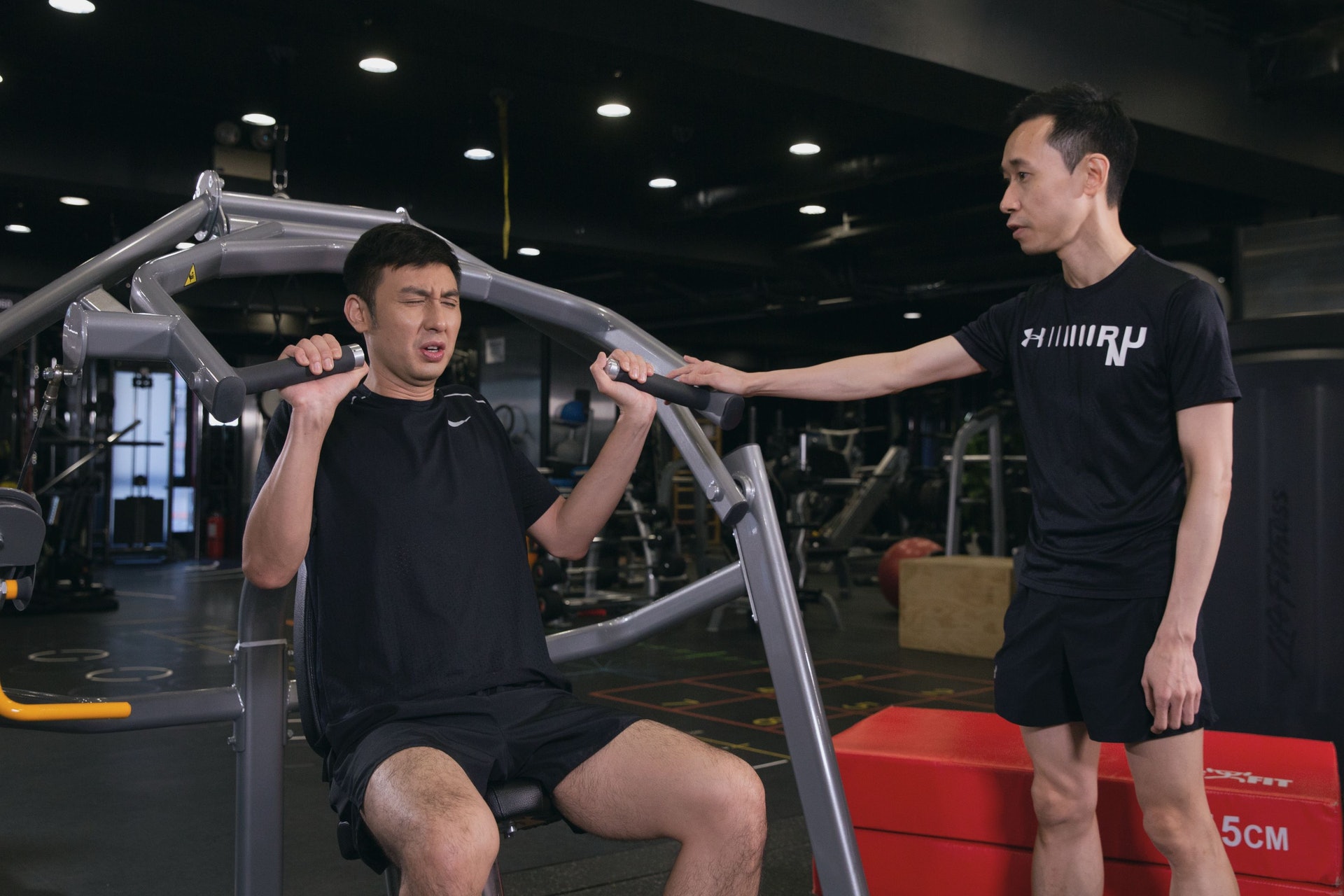 如果做運動時感到不舒服,應該立即停止。 如果做運動時感到不舒服,應該立即停止。