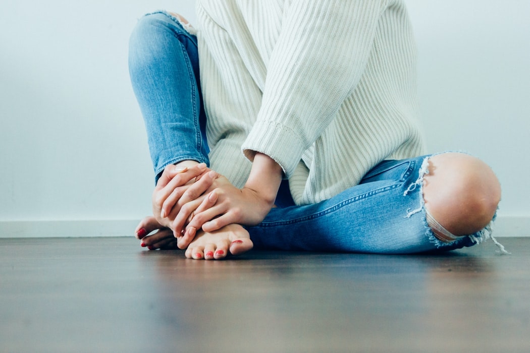 晚上突然腳感麻痺，其實可能是腳中風的警號！（Unsplash／imani_bht）