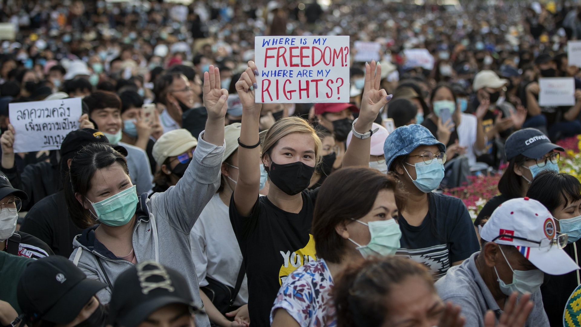 泰國反政府示威升級 擬政府大樓外紮營 直至巴育政府下台 泰國反政府示威升級 擬政府大樓外紮營 直至巴育政府下台