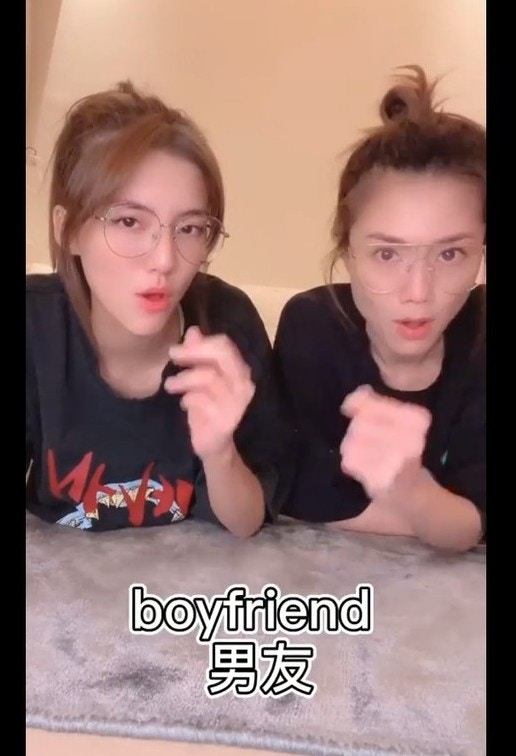 Karena和Chrissie拍片。（Instagram影片截圖@karena_ngs）