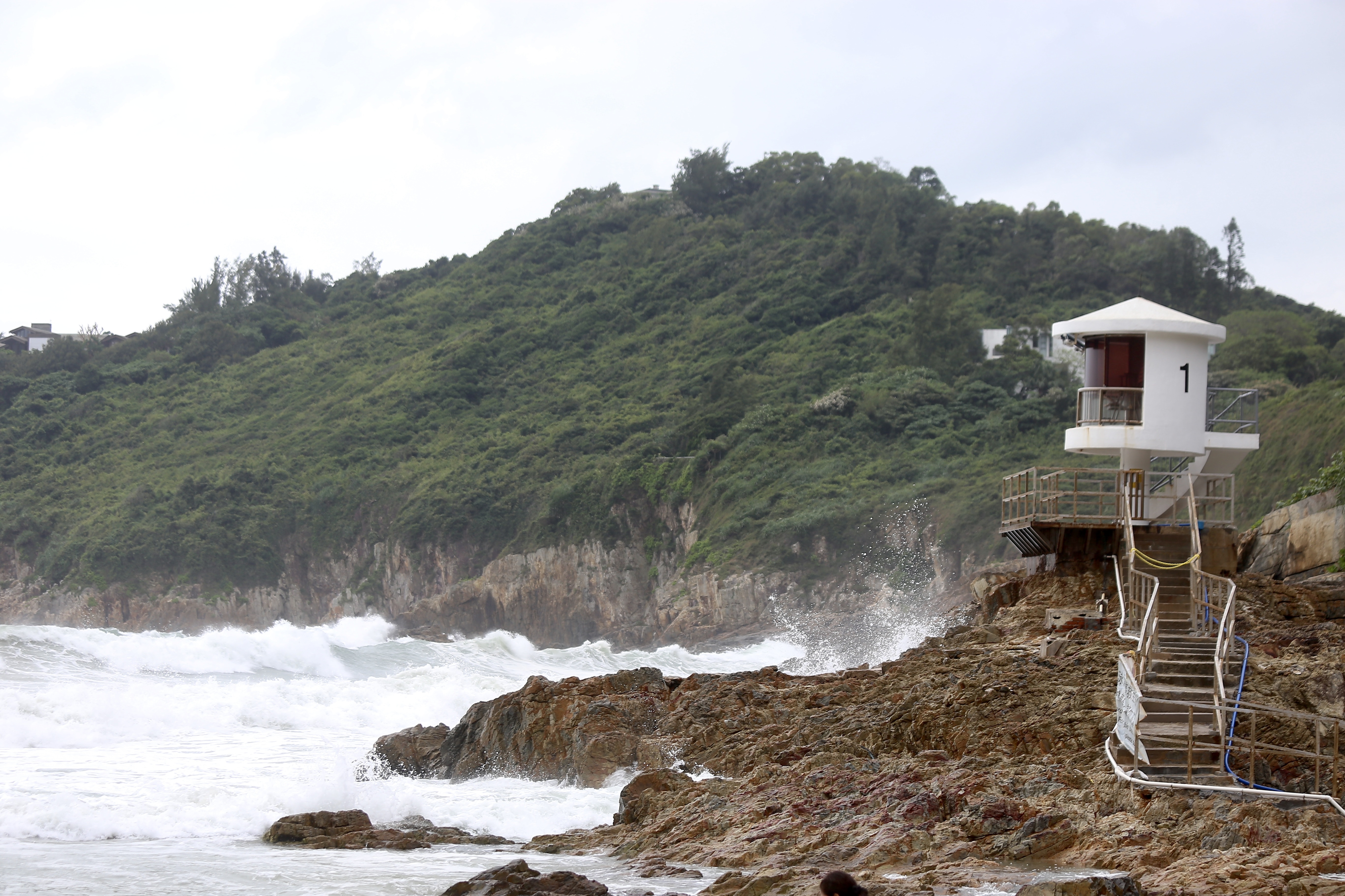 大浪灣不時捲起2至3米高大浪。（郭倩雯攝）