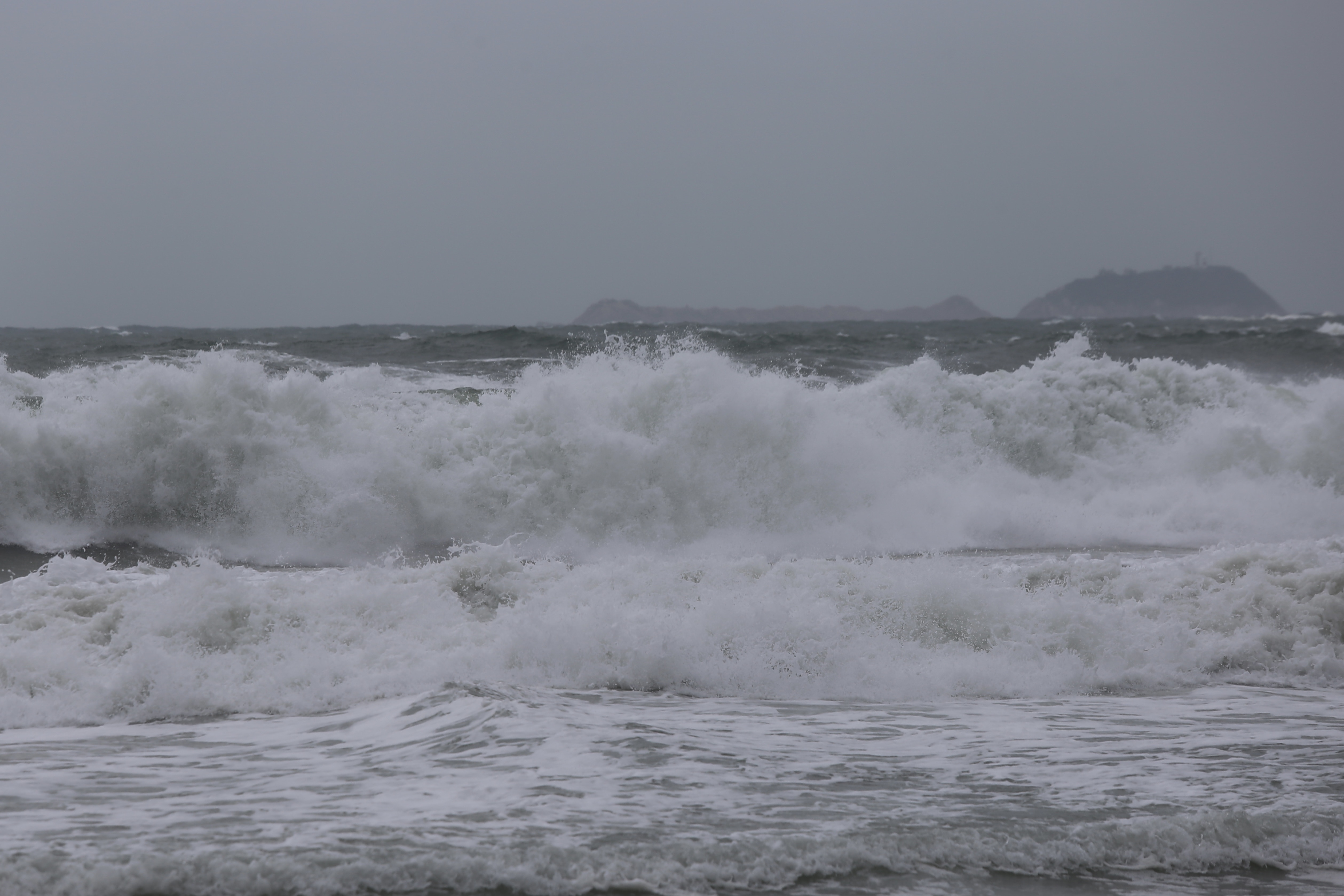 大浪灣不時捲起2至3米高大浪。（郭倩雯攝）