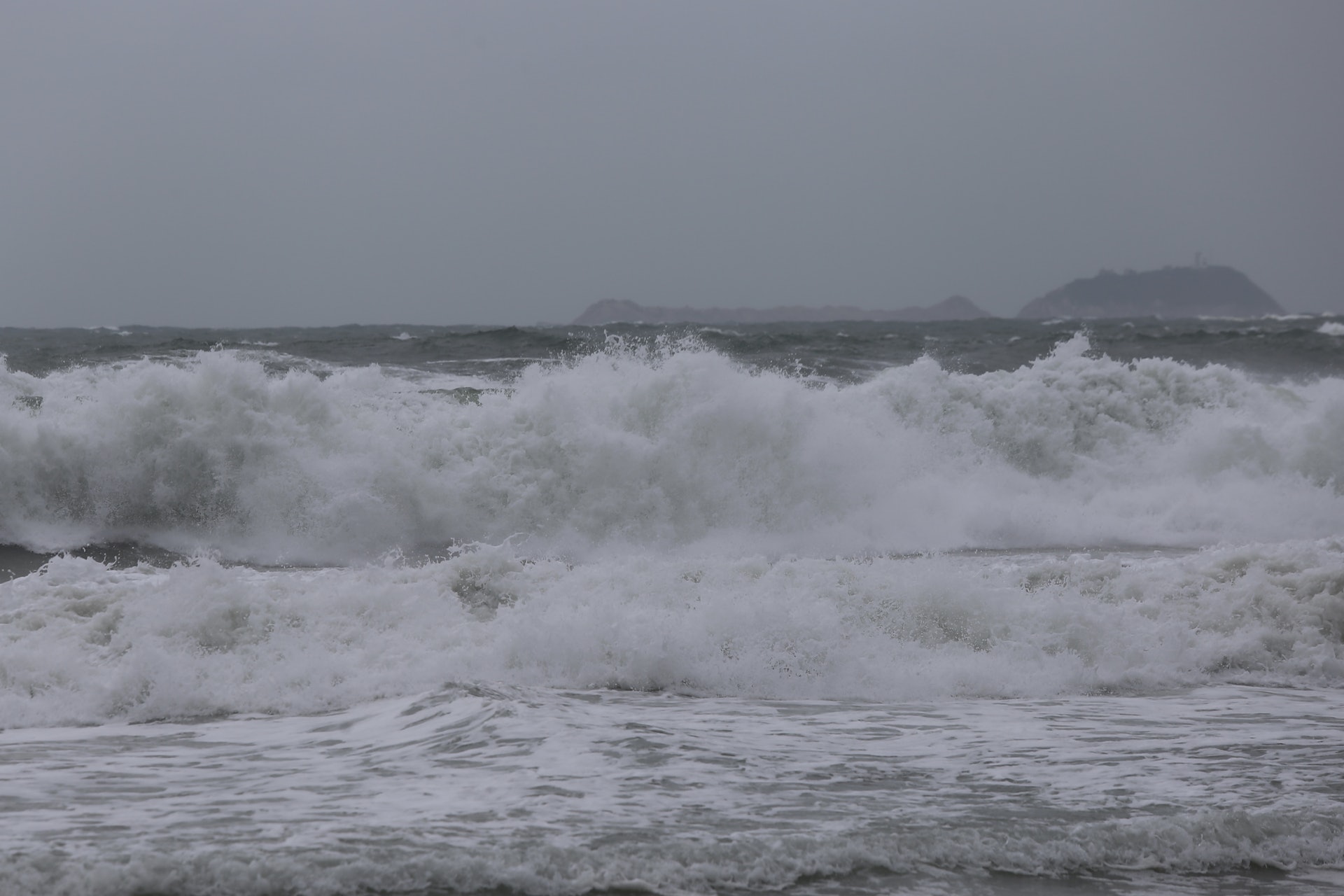 大浪灣不時捲起2至3米高大浪。（郭倩雯攝）
