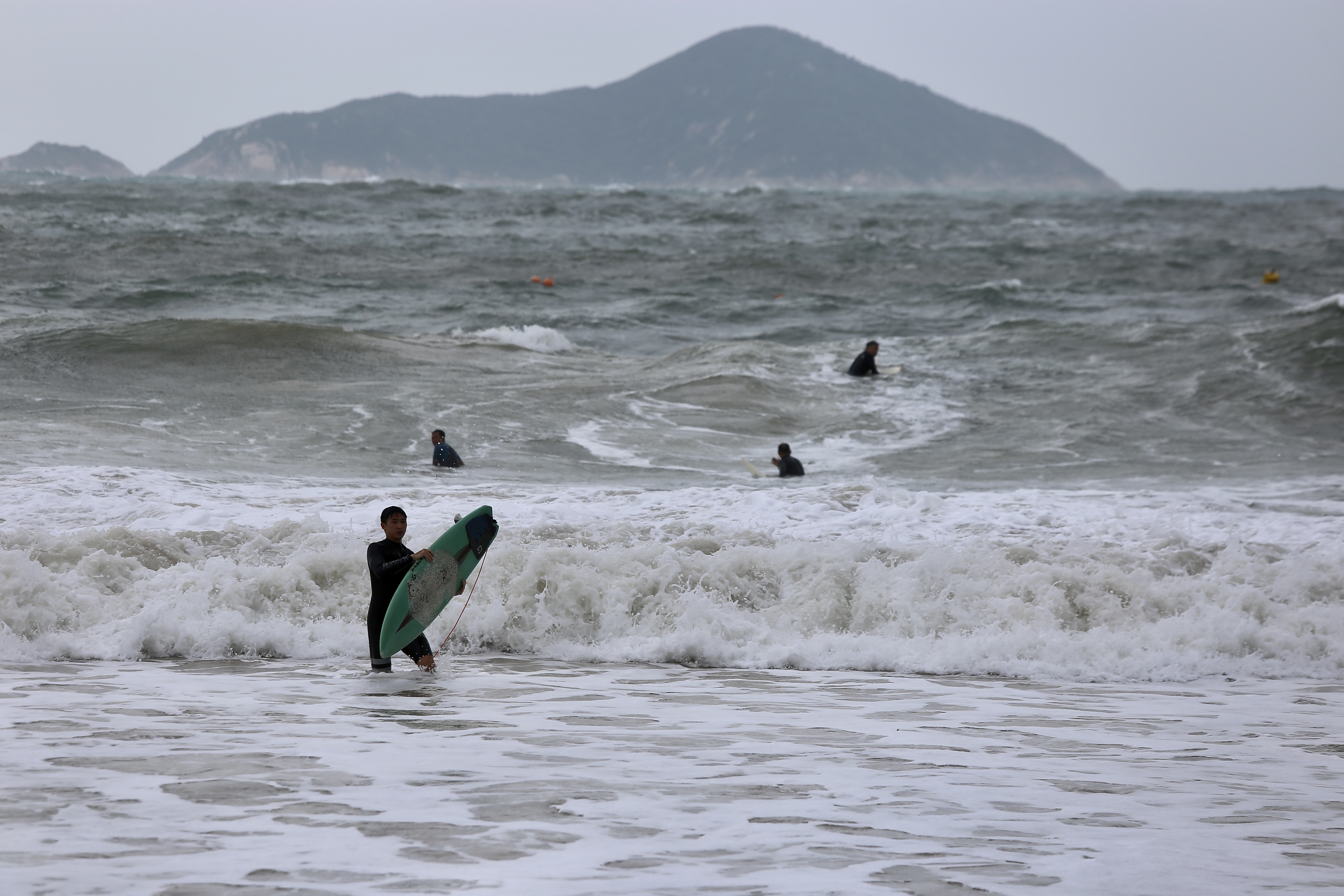 石澳泳灘有不少人到場滑浪。（郭倩雯攝）