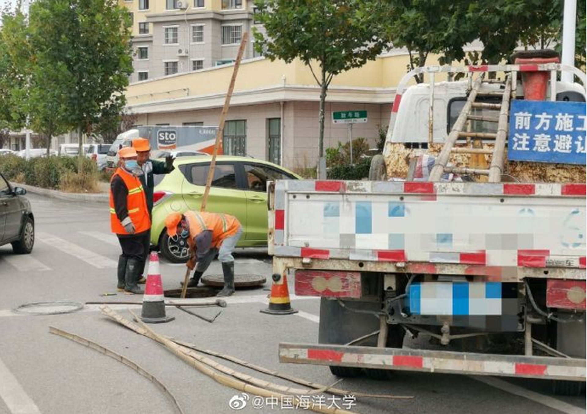 工作人員現場清理下水道。(中國海洋大學微博) 工作人員現場清理下水道。(中國海洋大學微博)