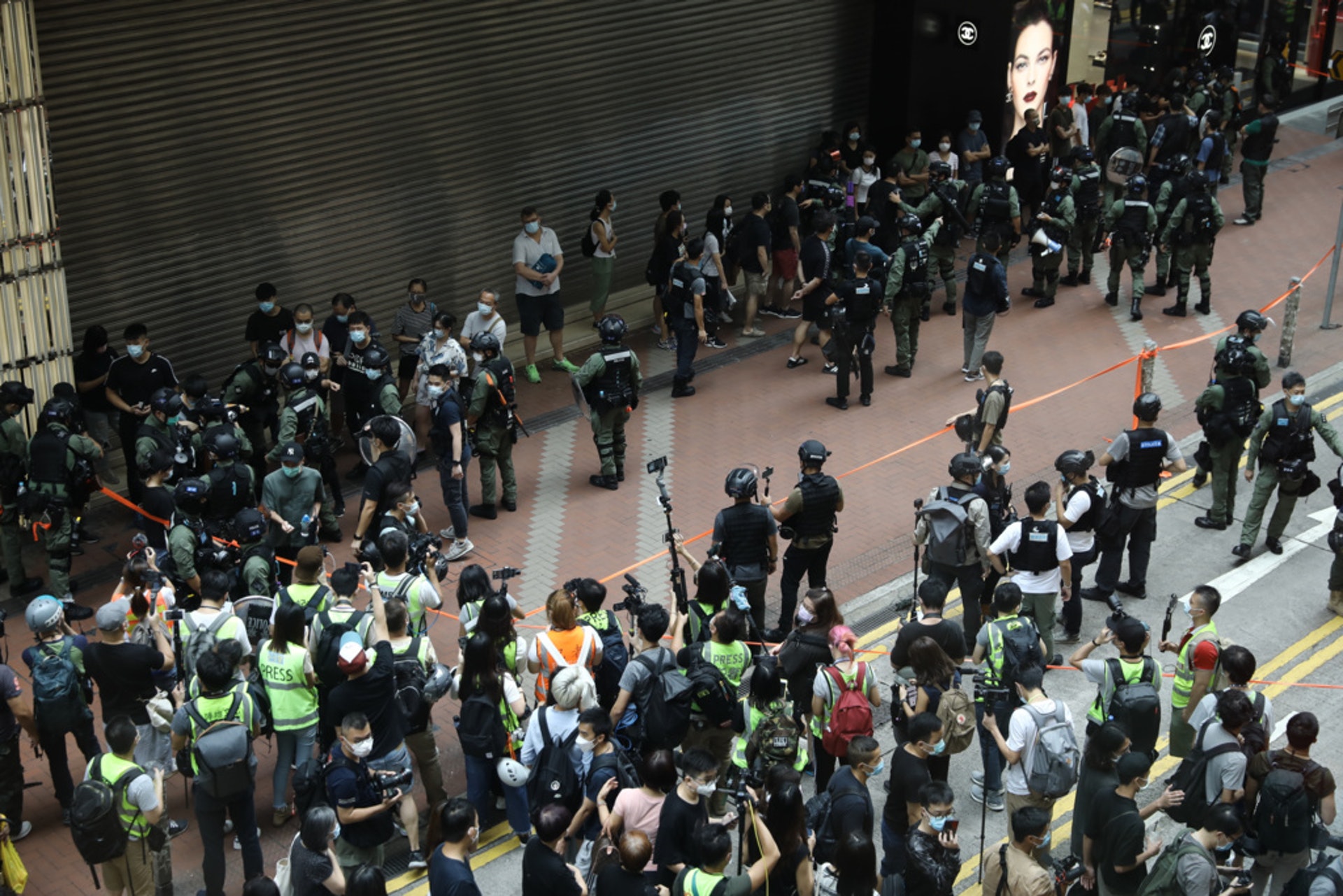 不少傳媒組織批評,十月一日警方多次劃分「封鎖區」核查記者身份,一度要求所有記者離開,有違曾經聲稱容許合資格媒體進入區內的承諾。(資料圖片/盧翊銘攝) 不少傳媒組織批評,十月一日警方多次劃分「封鎖區」核查記者身份,一度要求所有記者離開,有違曾經聲稱容許合資格媒體進入區內的承諾。(資料圖片/盧翊銘攝)