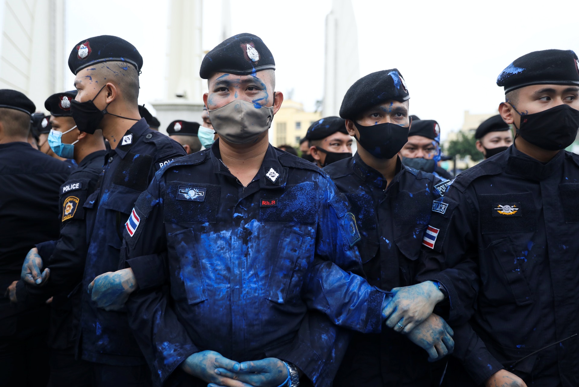 圖為2020年10月13日,泰國曼谷示威者向警察投擲藍色顏料。(Reuters) 圖為2020年10月13日,泰國曼谷示威者向警察投擲藍色顏料。(Reuters)