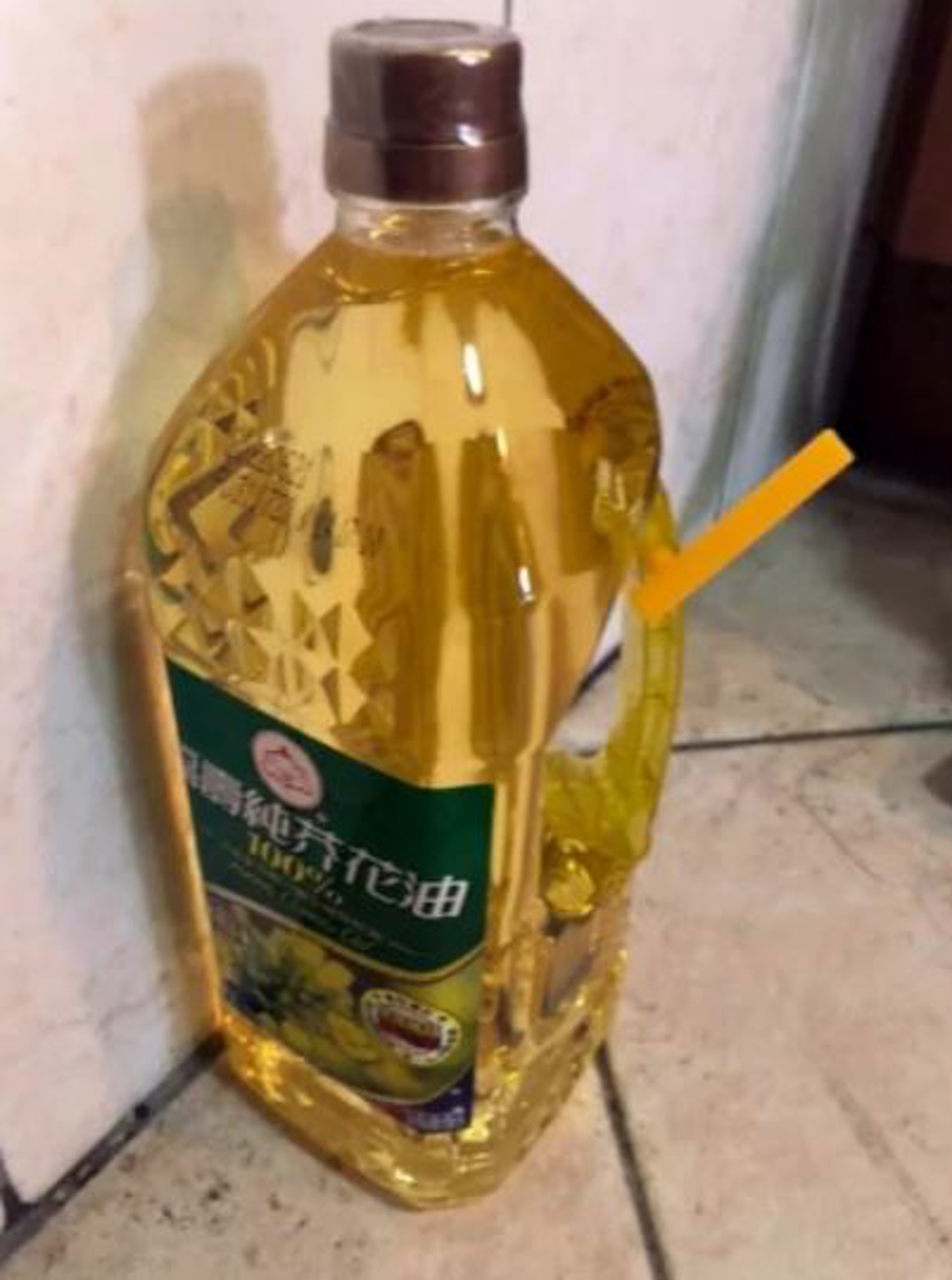 有網友發現全聯販售的一款葵花籽油把手上黏著一支黃色小管卻不知用途。(Facebook@我愛全聯-好物老實説) 有網友發現全聯販售的一款葵花籽油把手上黏著一支黃色小管卻不知用途。(Facebook@我愛全聯-好物老實説)