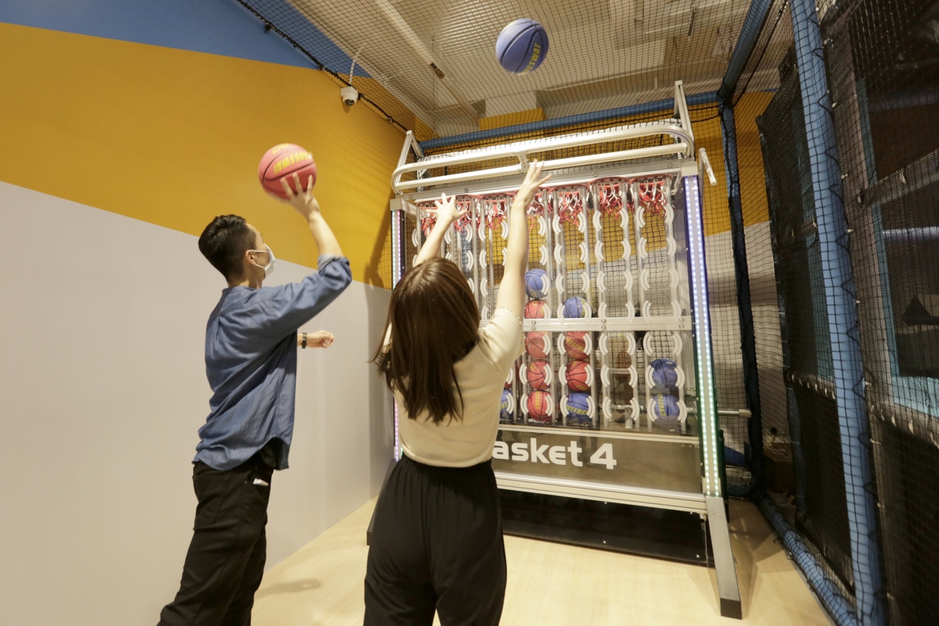 【2/Basket4】除了投籃之外,更要動腦筋鬥快連起4個同色籃球!(龔嘉盛攝) 【2/Basket4】除了投籃之外,更要動腦筋鬥快連起4個同色籃球!(龔嘉盛攝)