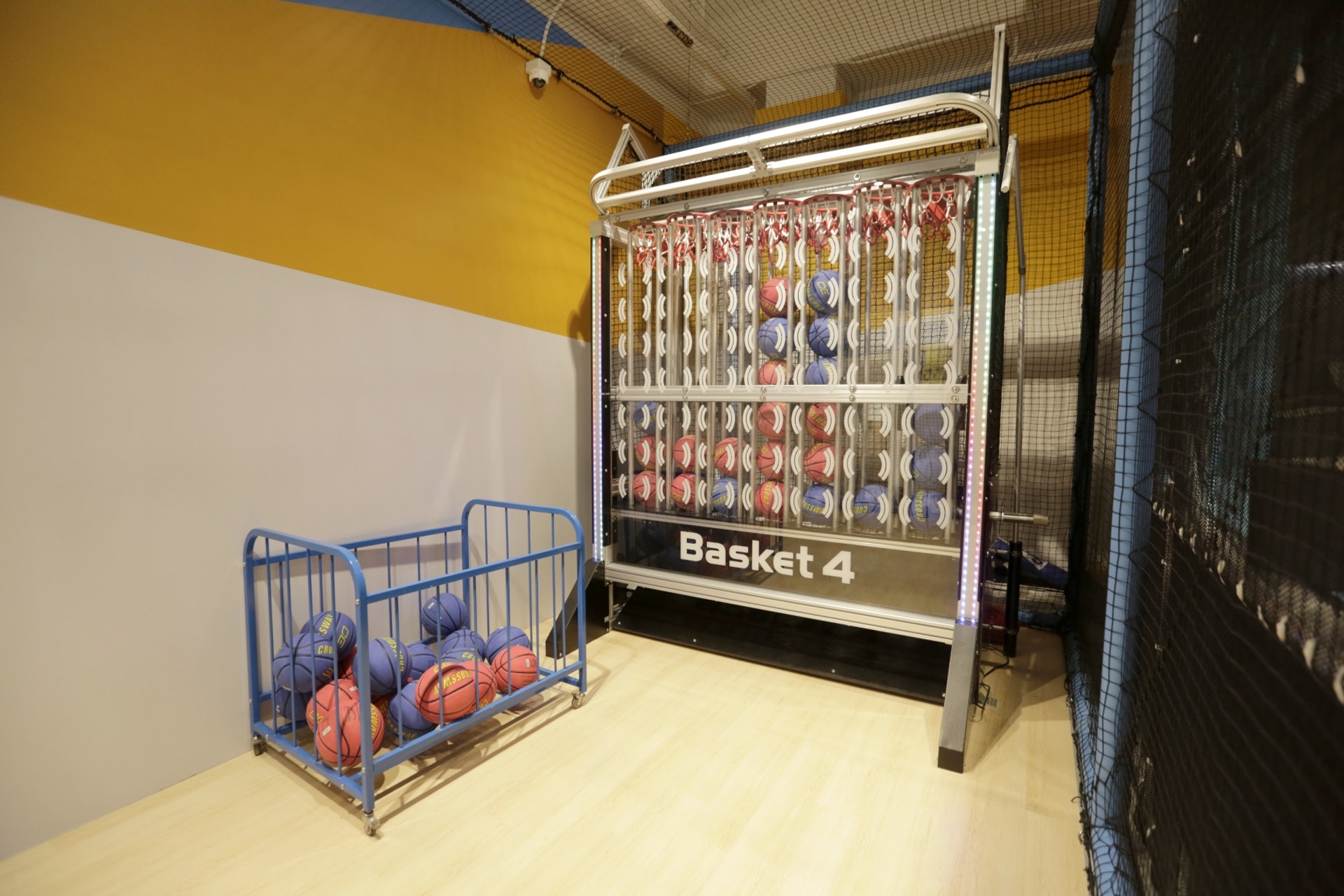 【2/Basket4】籃球有分紅藍色,像蘋果棋一樣玩法。(龔嘉盛攝) 【2/Basket4】籃球有分紅藍色,像蘋果棋一樣玩法。(龔嘉盛攝)