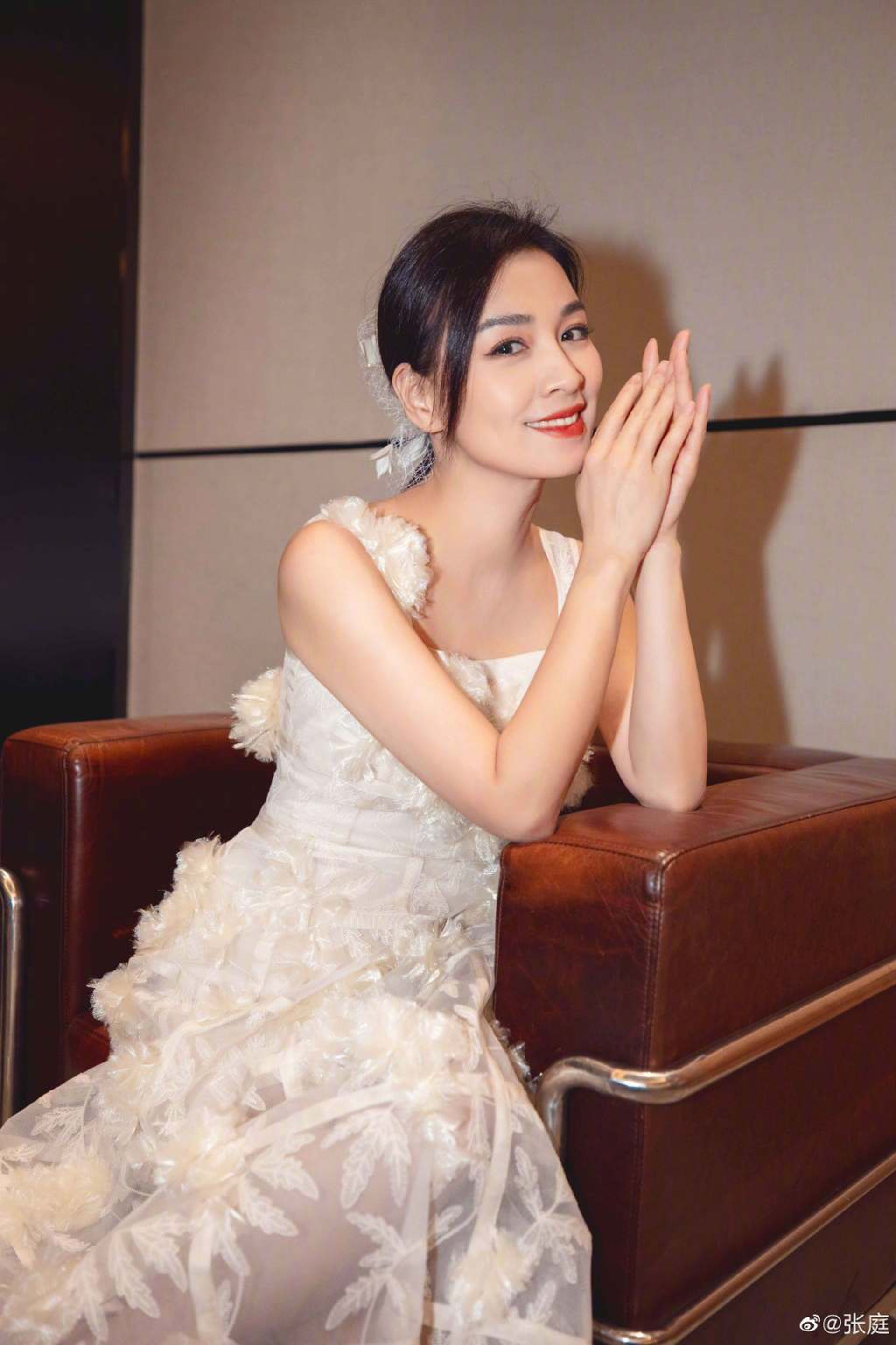 修了圖的張庭好靚。(張庭微博)