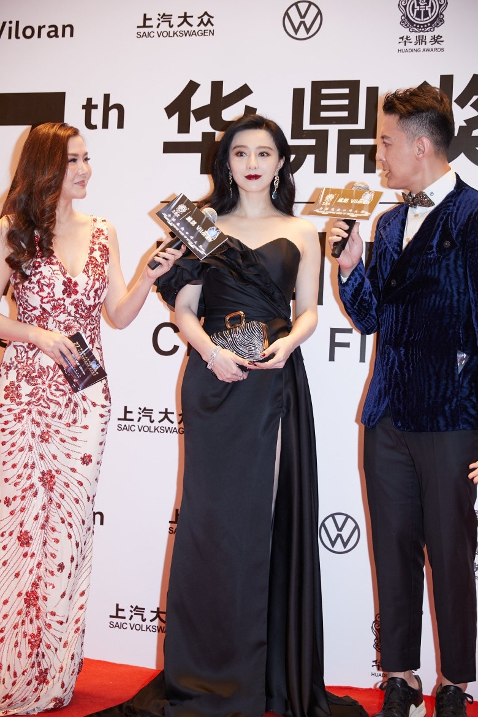 今日(14/10)范冰冰一襲黑色露肩性感長裙亮相《第27屆華鼎獎》,成為紅地氈的一大亮點。大騷香肩和長腿。(網絡圖片)