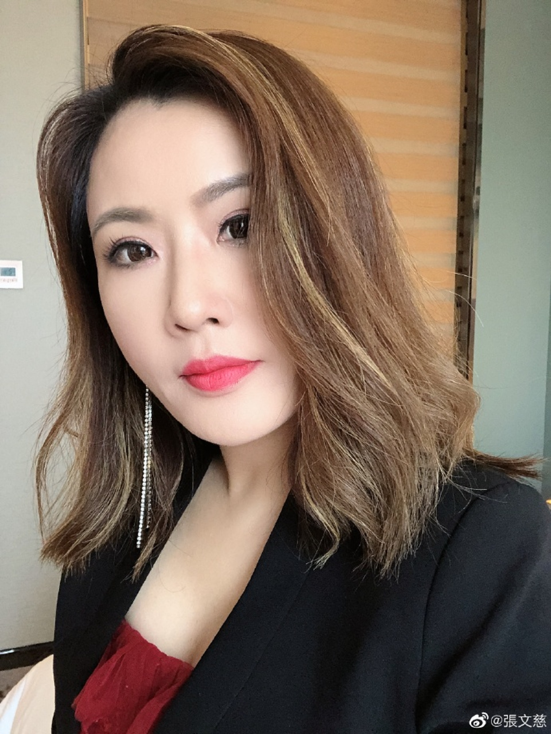 49歲的張文慈近年來將事業重心轉移至內地,為了在內地獲得更多的討論度,張文慈亦開設抖音帳號與網民互動。(微博@張文慈) 49歲的張文慈近年來將事業重心轉移至內地,為了在內地獲得更多的討論度,張文慈亦開設抖音帳號與網民互動。(微博@張文慈)
