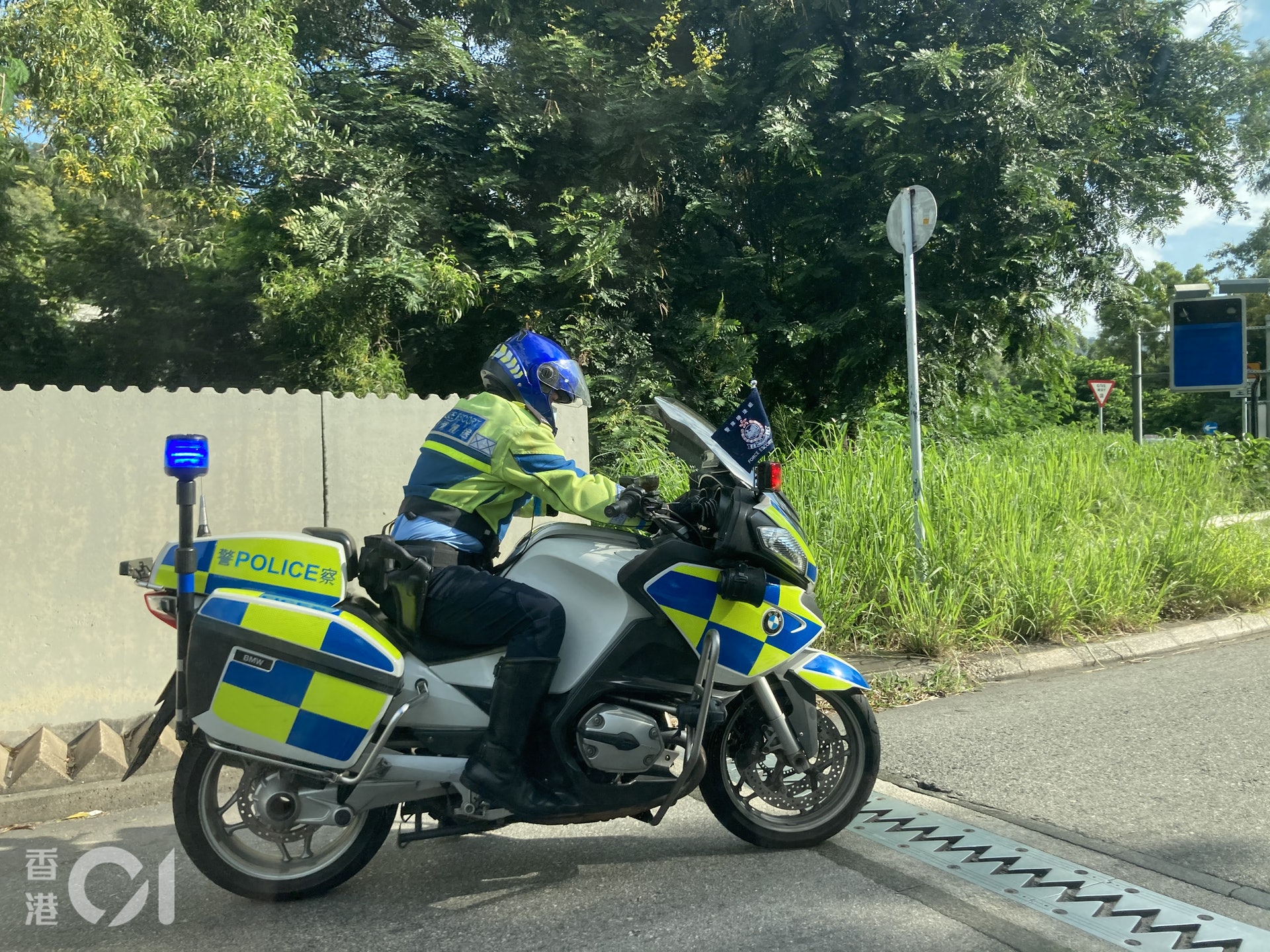 青葵公路兩警隊護送組電單車訓練期間相撞其中一警員受傷送院 香港01 突發 青葵公路兩警隊護送組電單車訓練期間相撞其中一警員受傷送院 香港01 突發